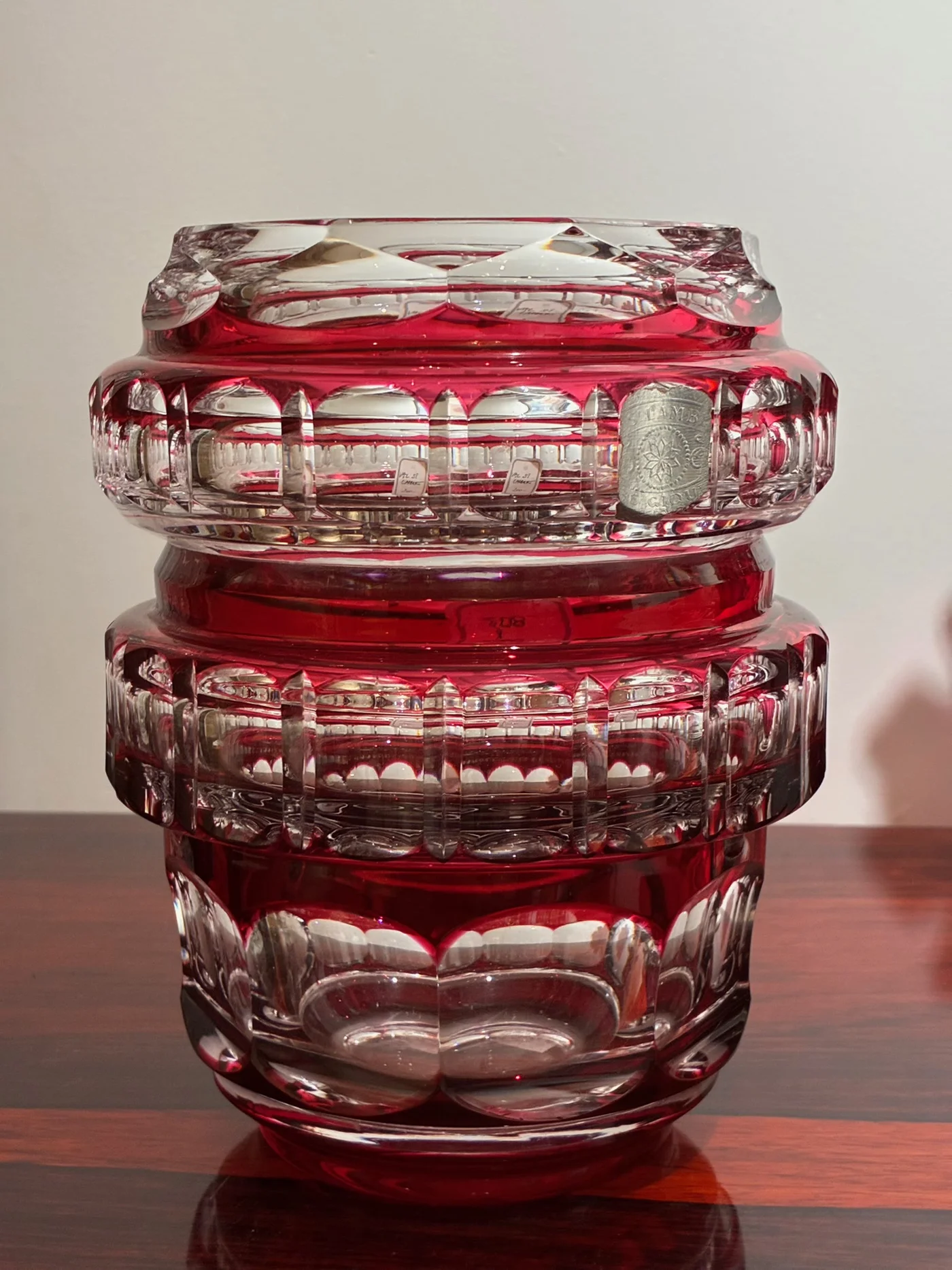 Vase en cristal du Val Saint Lambert rouge - Ht 17cm