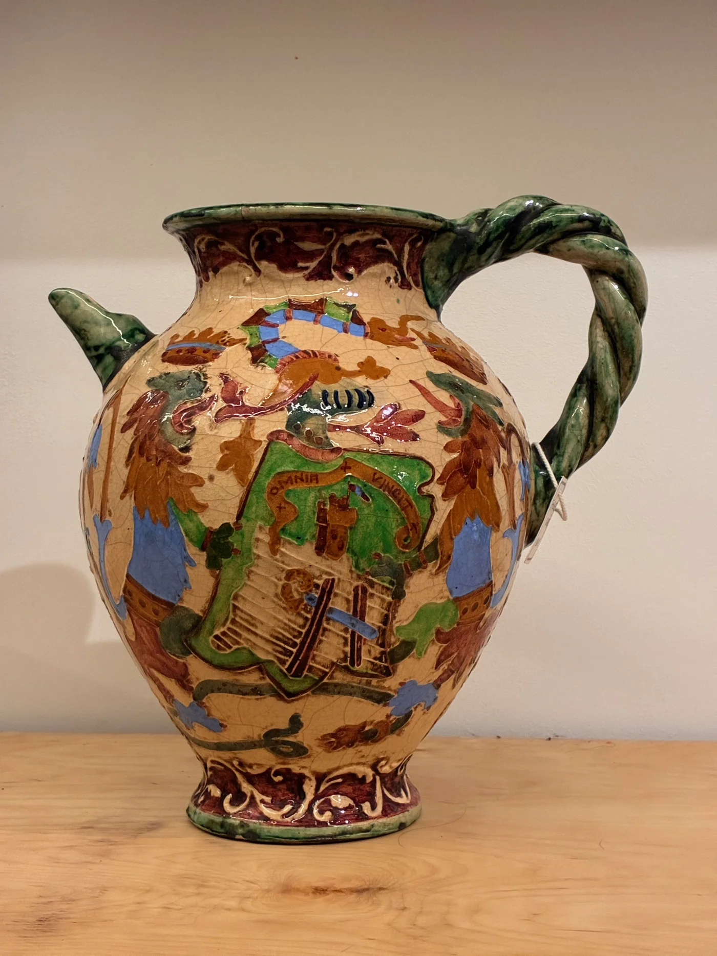 Pichet en faïence italienne à décor figuratif (majolique) et anse torsadée - Fin XIXe ou début XXe siècle  Ht 30 cm