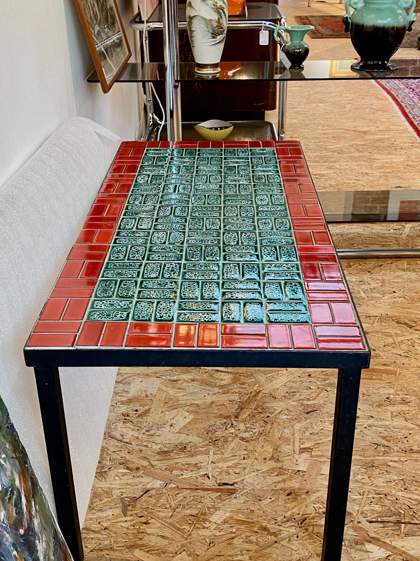 Table basse vintage en céramique émaillée rouge et verte - Pièce unique - Ht 42 x 92 x 43 cm