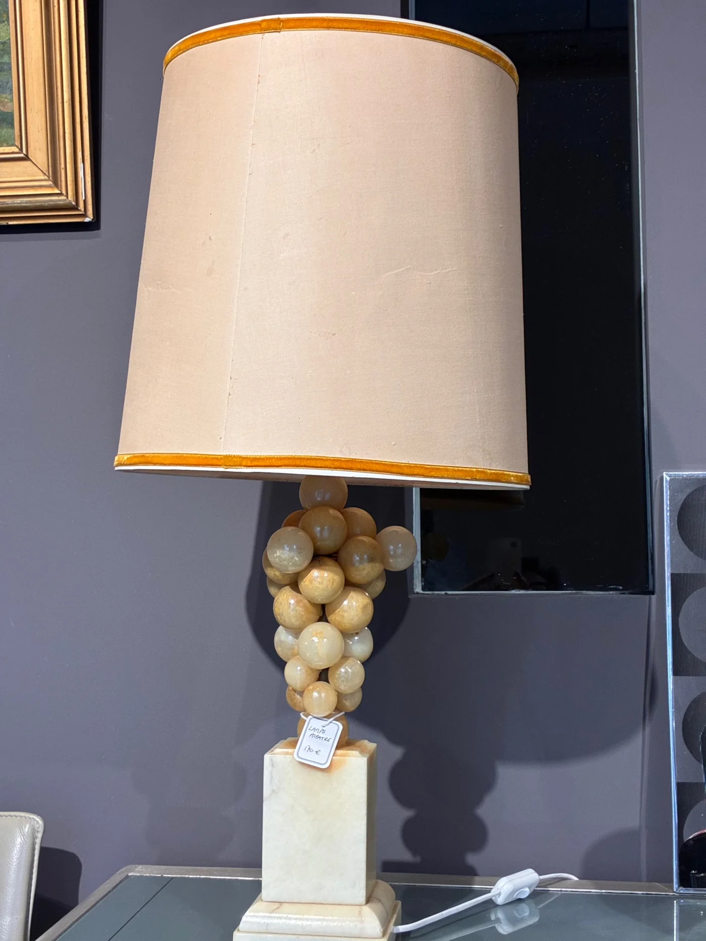 Lampe design en albâtre aux grappes de raisin - (tâches sur l'abat-jour) - Ht 74 cm