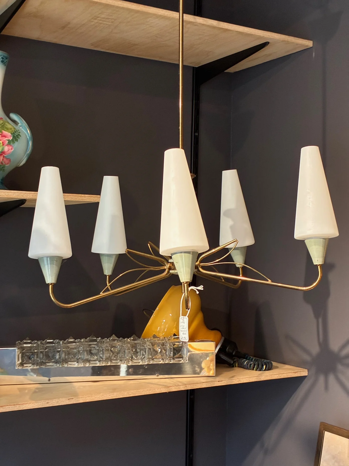 Suspension/lustre en laiton doré et métal peint, bobèches en verrre opalin, vers 1950 -  Ht 80 cm - Diam 60 cm 