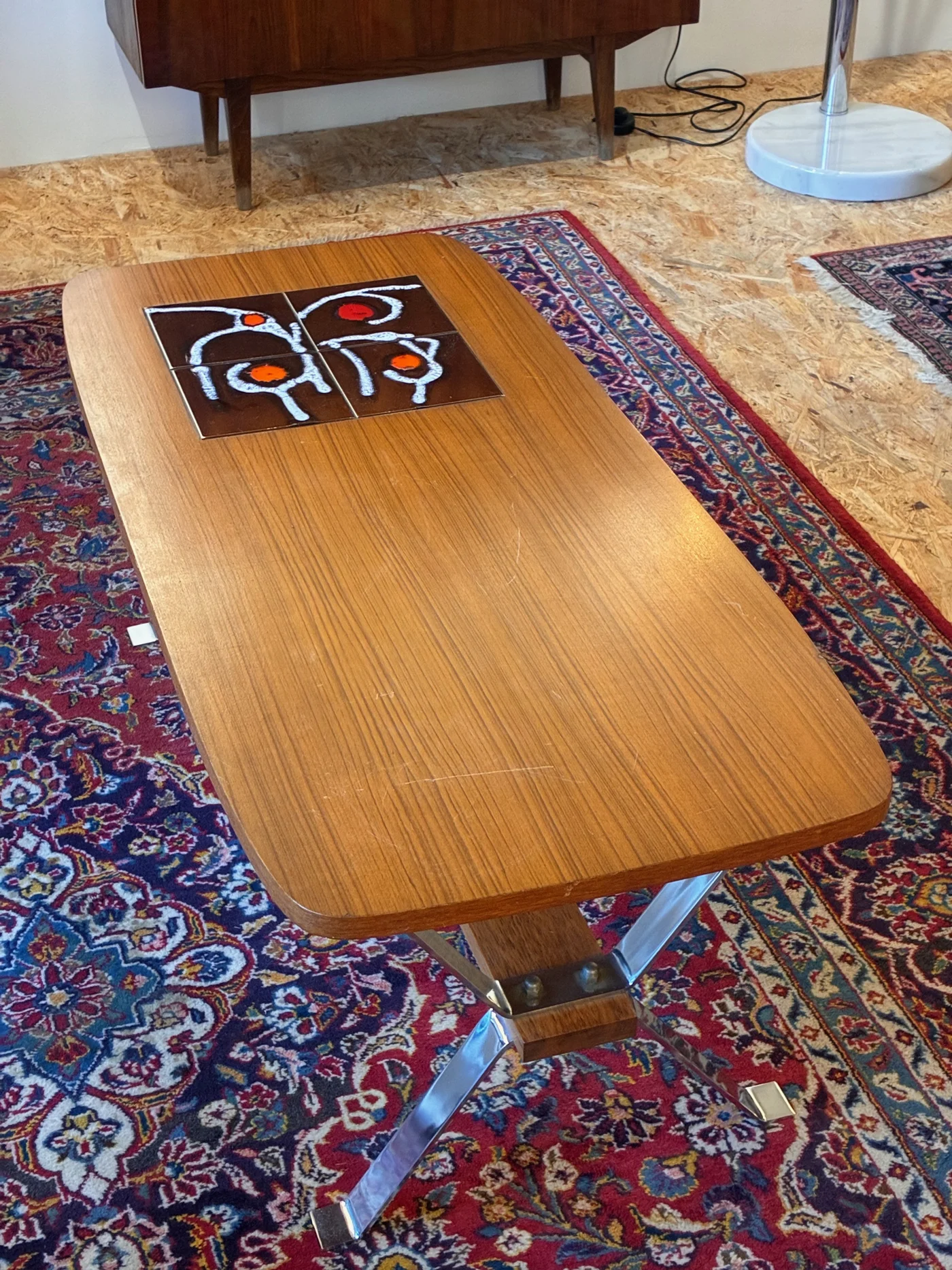 Table basse "coffee table" en noyer et carreaux céramique, à pieds chromés - Moderniste 1960s-1970s -  Ht 42 x 113 x 50 cm  