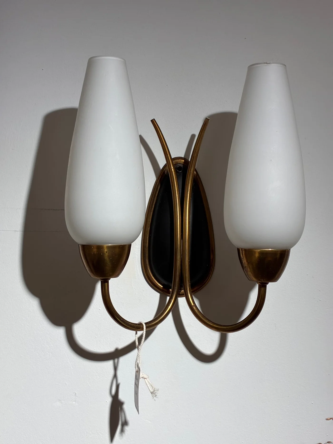 Applique lumineuse en laiton doré et métal peint, bobèches en verrre opalin, vers 1950 - Ht 30 cm 
