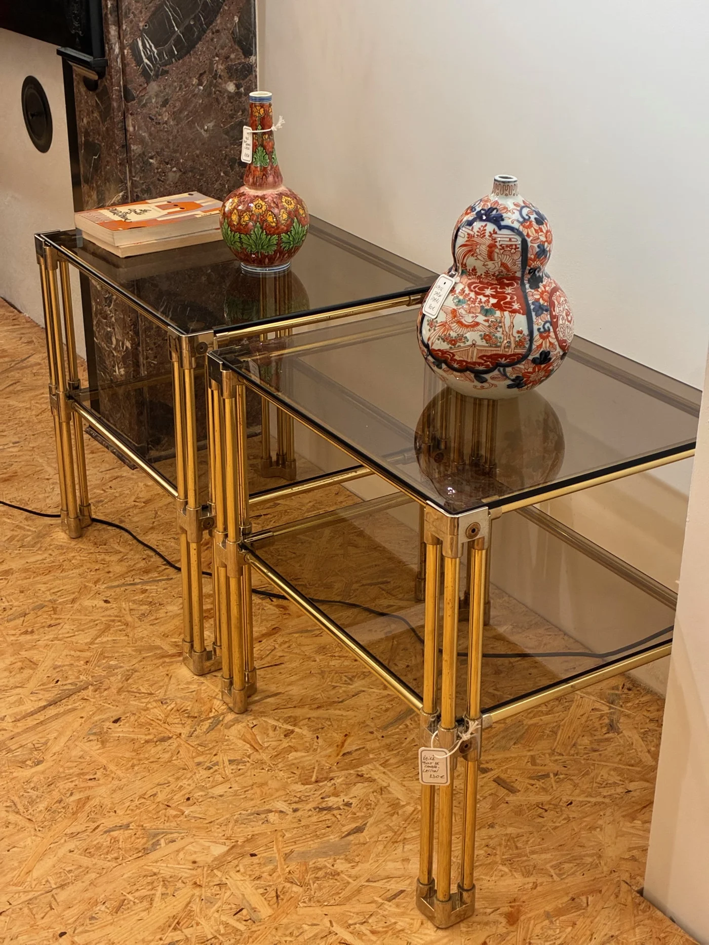 Paire de tables d'appoint à double plateau laiton et verre - Style Hollywood Regency - 1970's