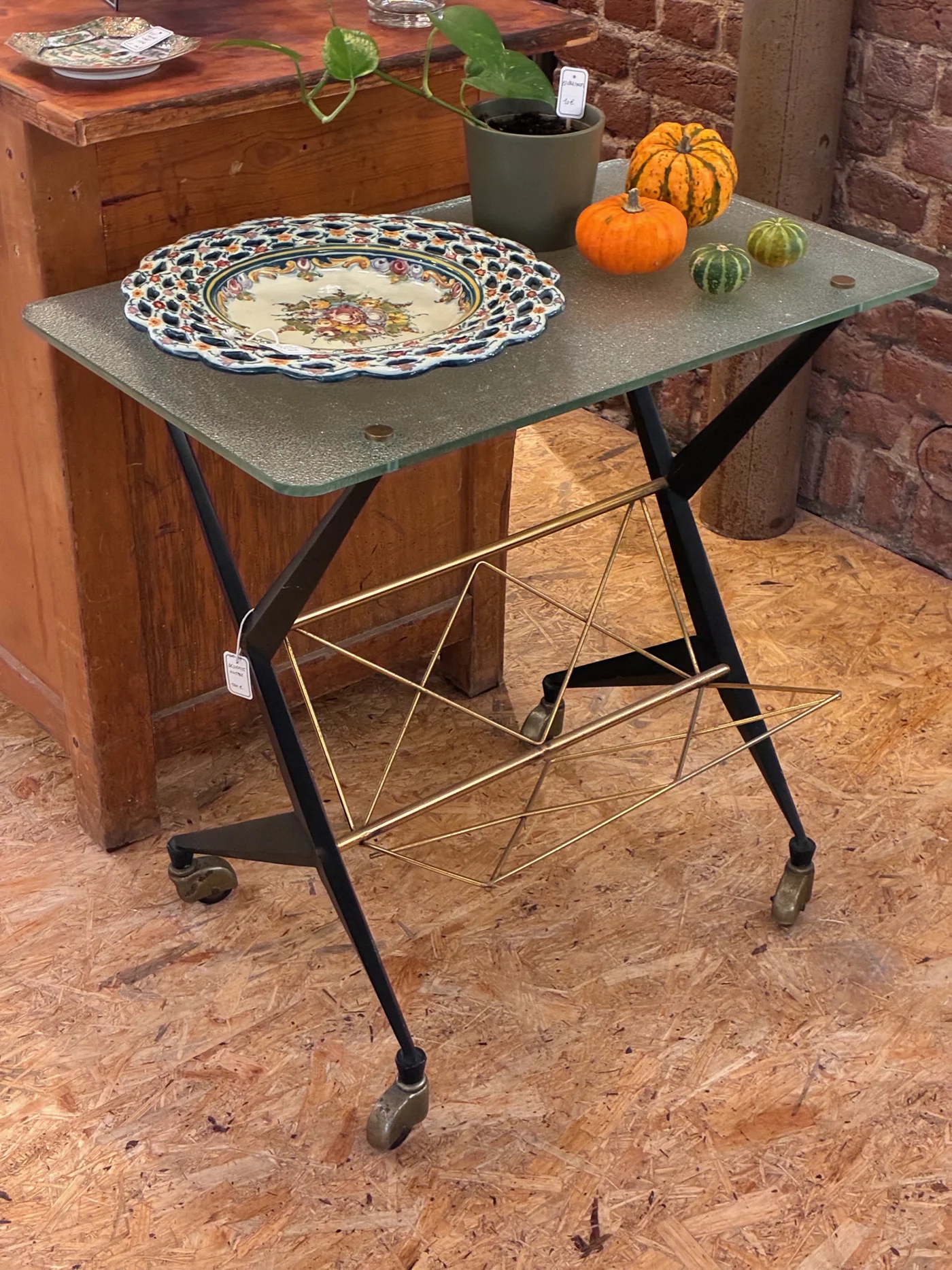 Desserte à pieds en métal noir sur roulettes et plateau verre vintage - Circa 1950s-1960s - Ht 71 x 71 x 45cm