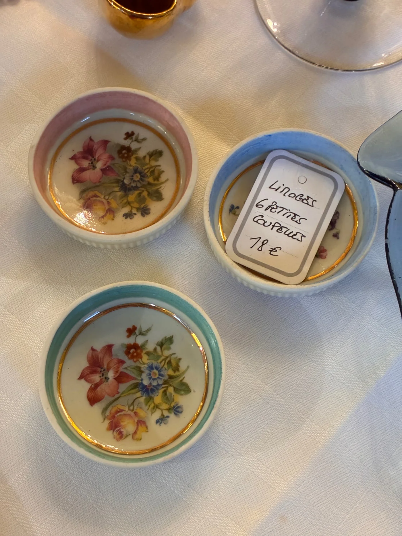 Lot de 6 petites coupelles en porcelaine 