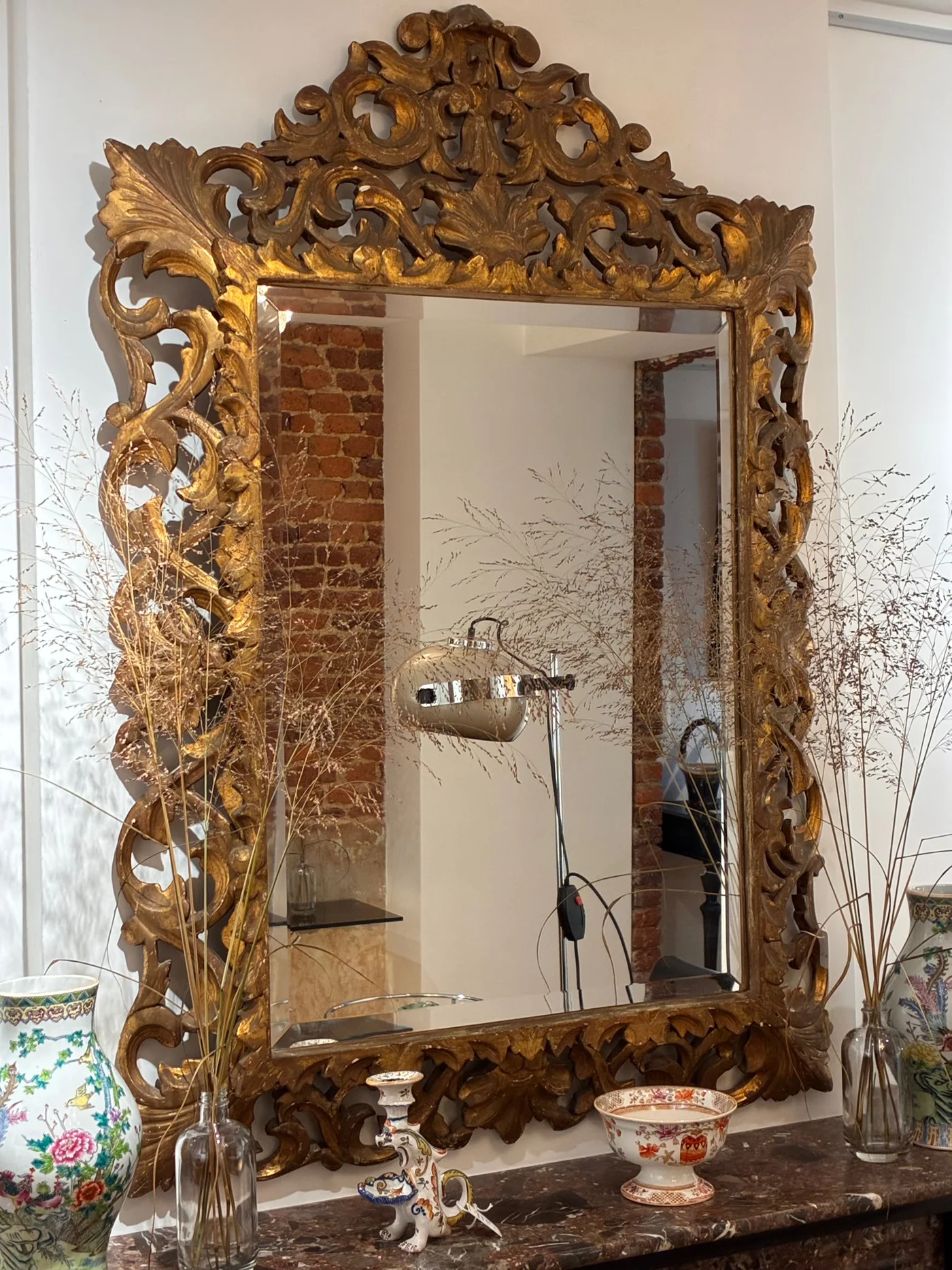 Miroir biseauté, encadrement doré ajouré - Ht 135 x 91 cm