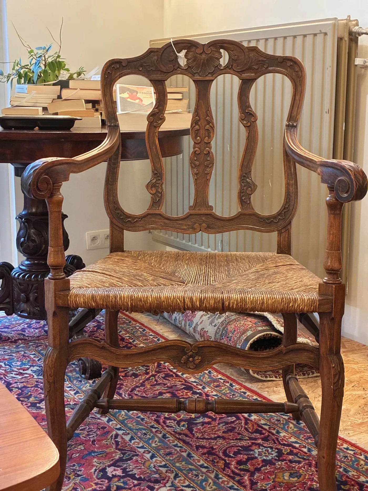 Fauteuil en bois, assise paillée, de style "rocaille"