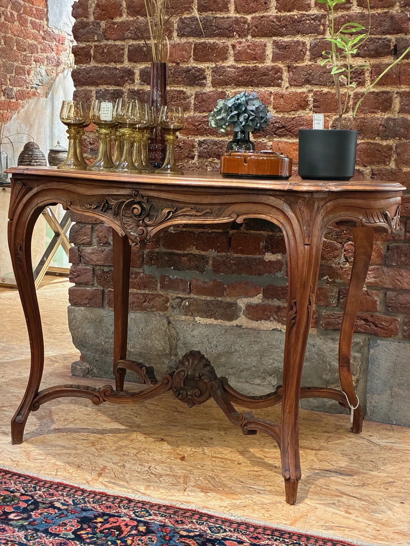 Belle table en noyer mouluré et sculpté - Belle entretoise en X à volutes et fleuron central - Style Louis XV - Ht 70 cm x 110 X 70 cm