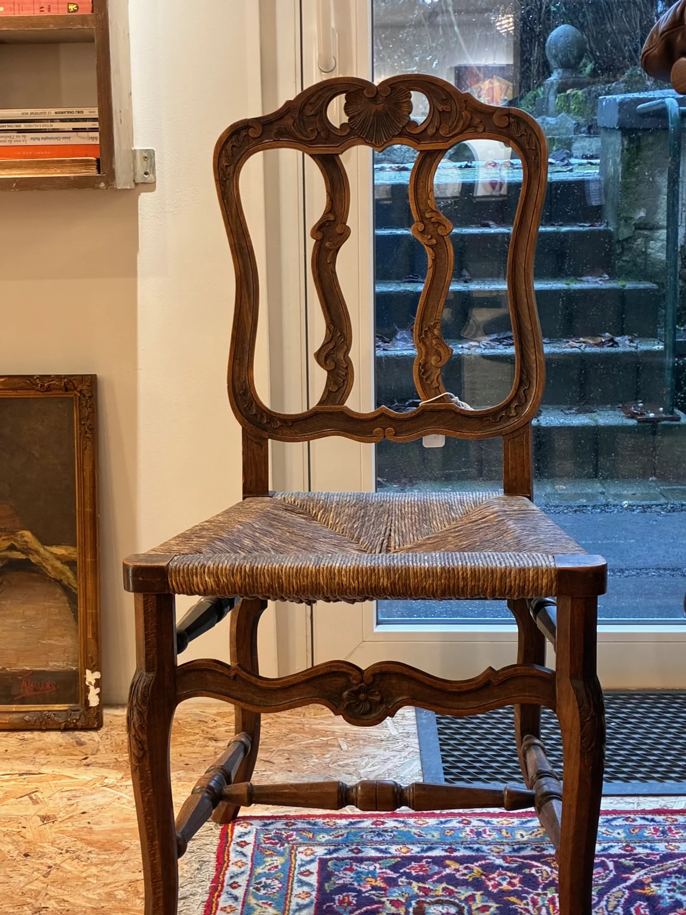Chaise en bois, assise paillée, de style "rocaille" 