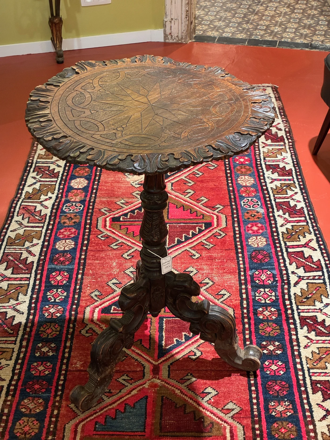 Petite table guéridon, 19e siècle, type Forêt Noire, piétement avec sculpture florale, richement travaillé, rehaussé d'un plateau rond d'un diamètre 50 cm