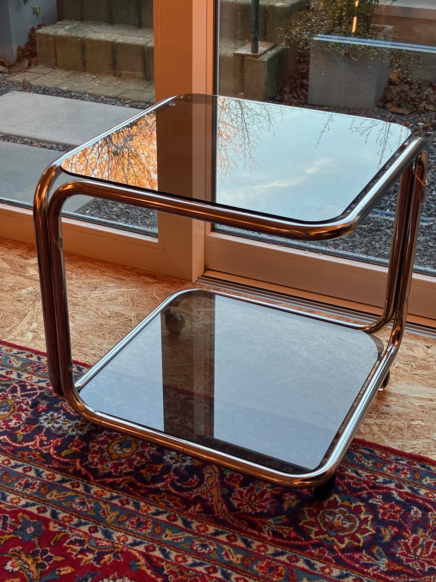 Table / bout de canapé vintage chromée et verres fumés - 55 x 55 cm
