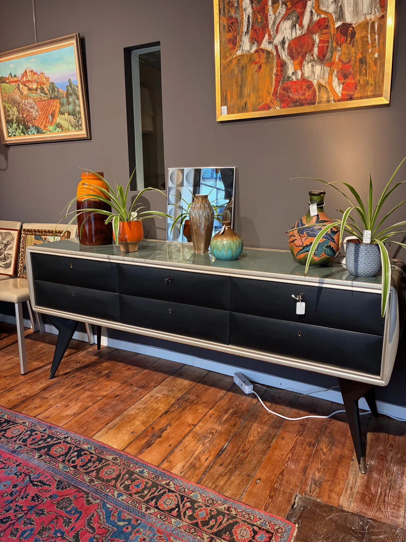 Meuble type highboard / sideboard vintage en bois peint, ouvrant à six tiroirs - La tablette en verre - L 180 cm 