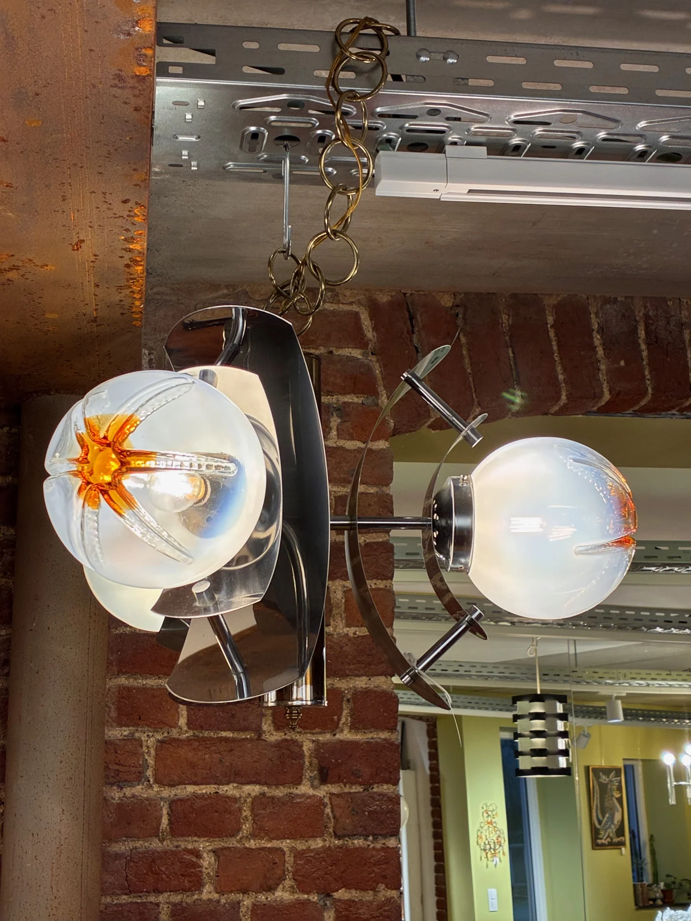 Suspension Lustre vintage en métal et bobèches en verre de Murano dans le gout de Gino Mazzega (1927-1994), 3 lumières - Ht 93 cm