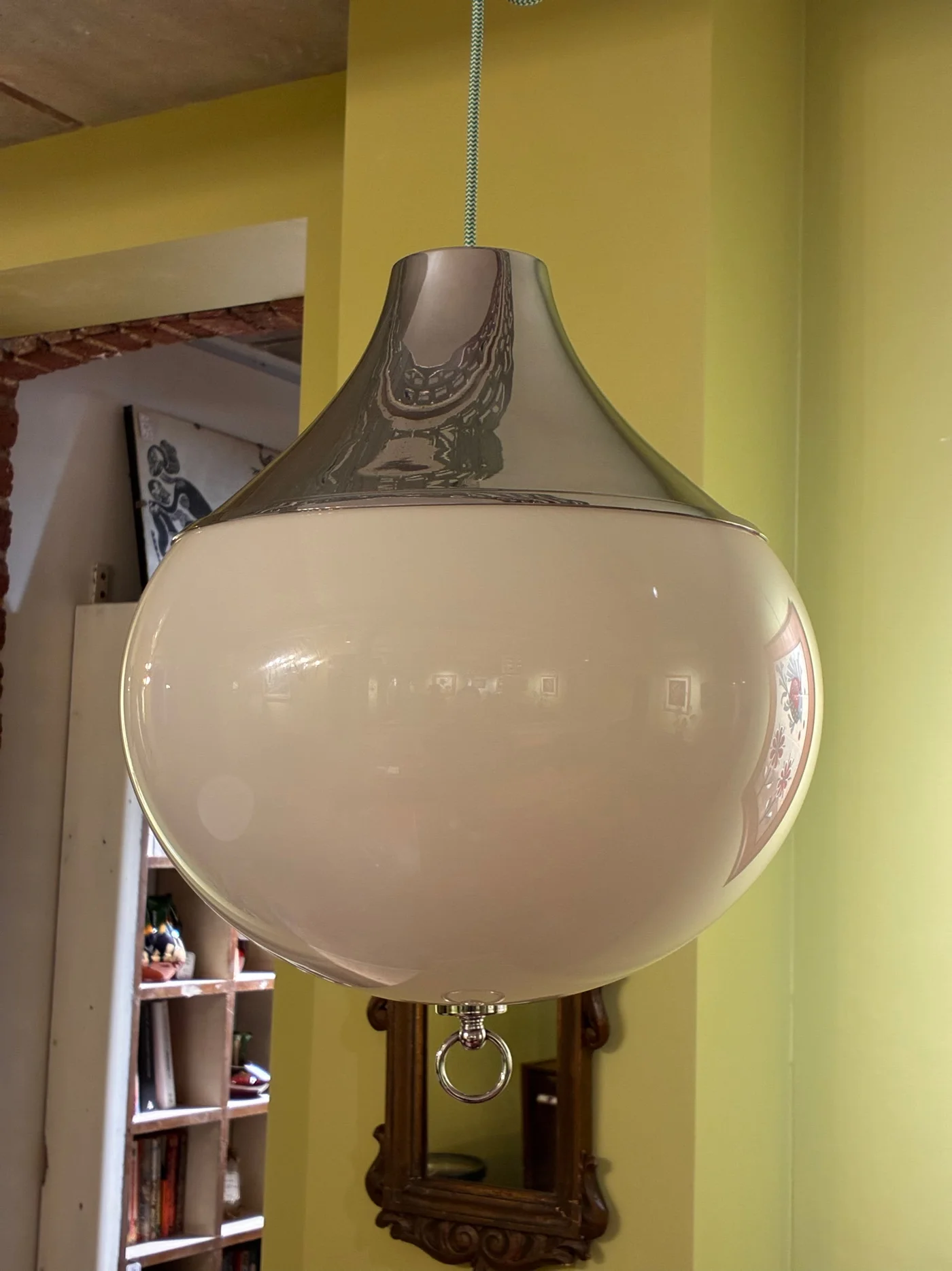 Paire de suspensions/lustres vintage, en forme de boule et base chromée - Ht 50 cm 