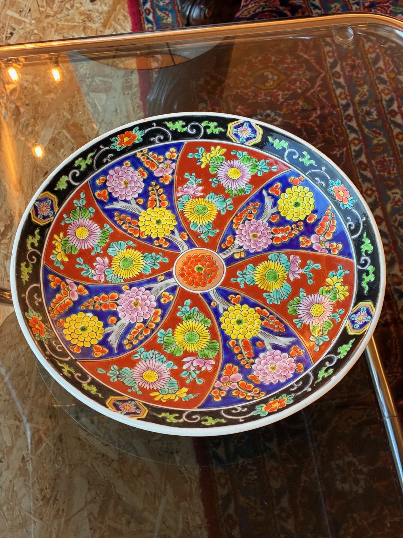 Porcelaine asiatique, grande assiette Japon noire et couleurs 