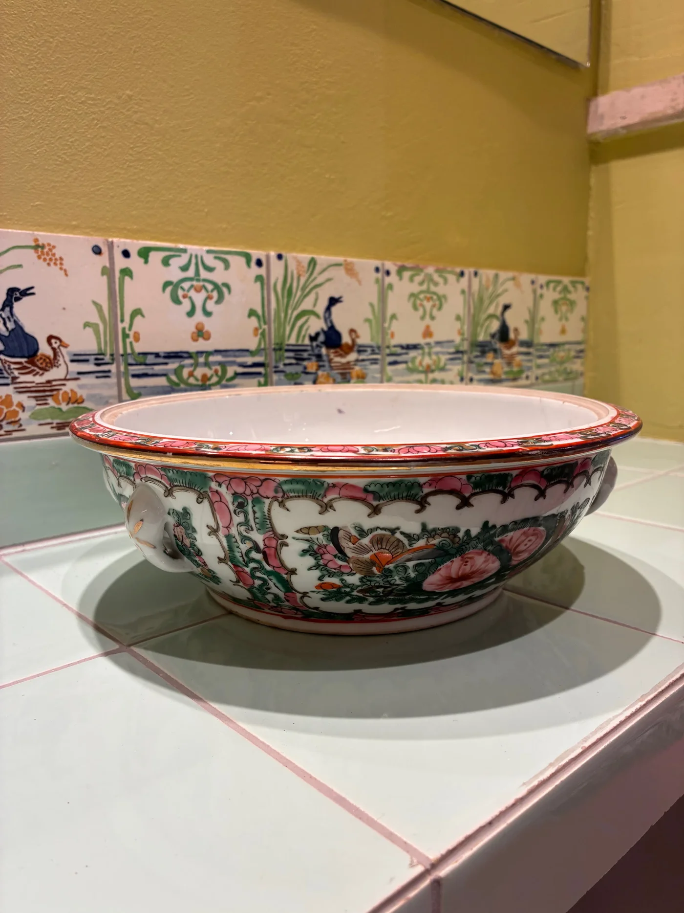 Porcelaine asiatique, plat rose et vert