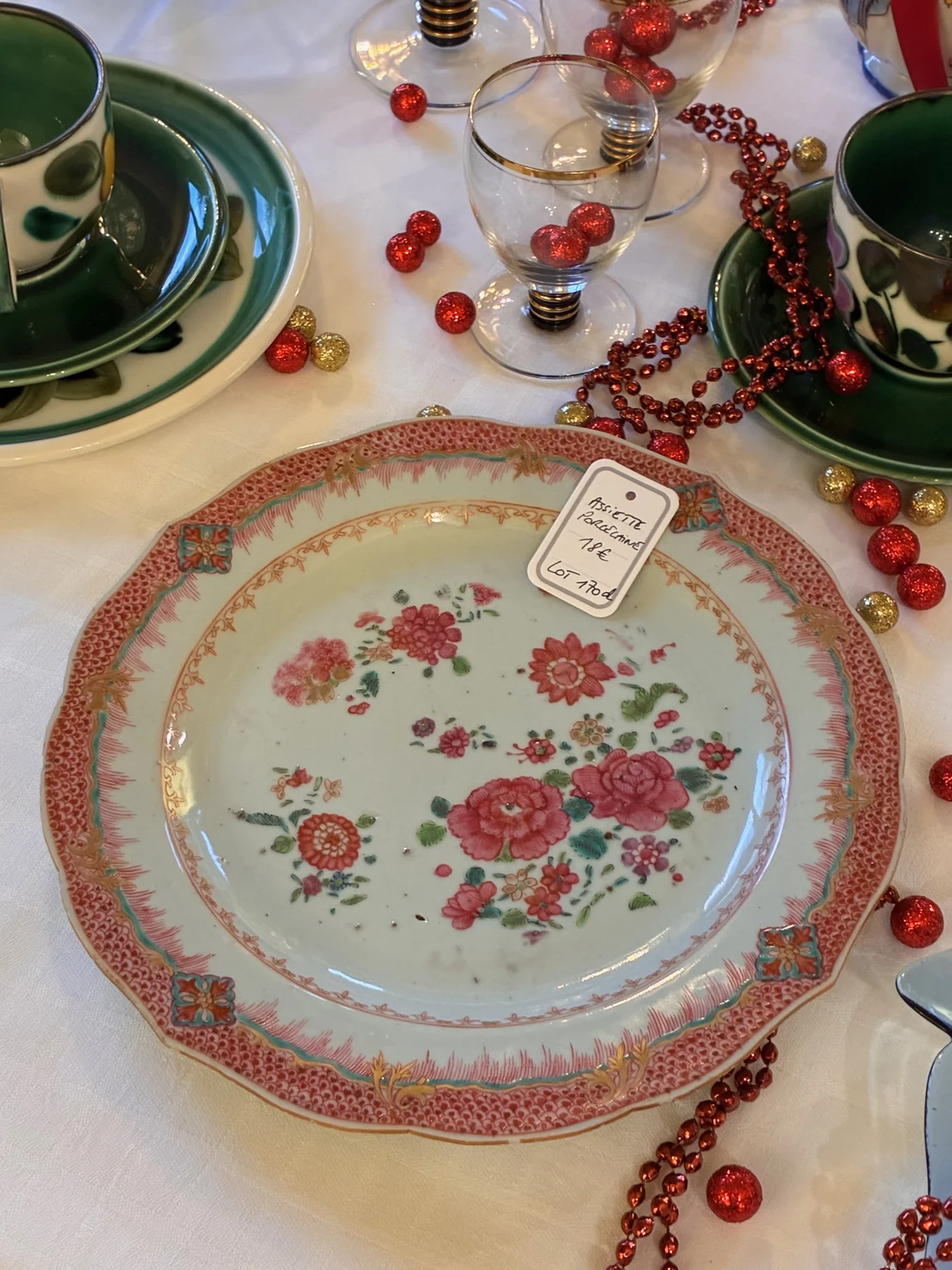 Porcelaine asiatique, assiette fleurs roses 