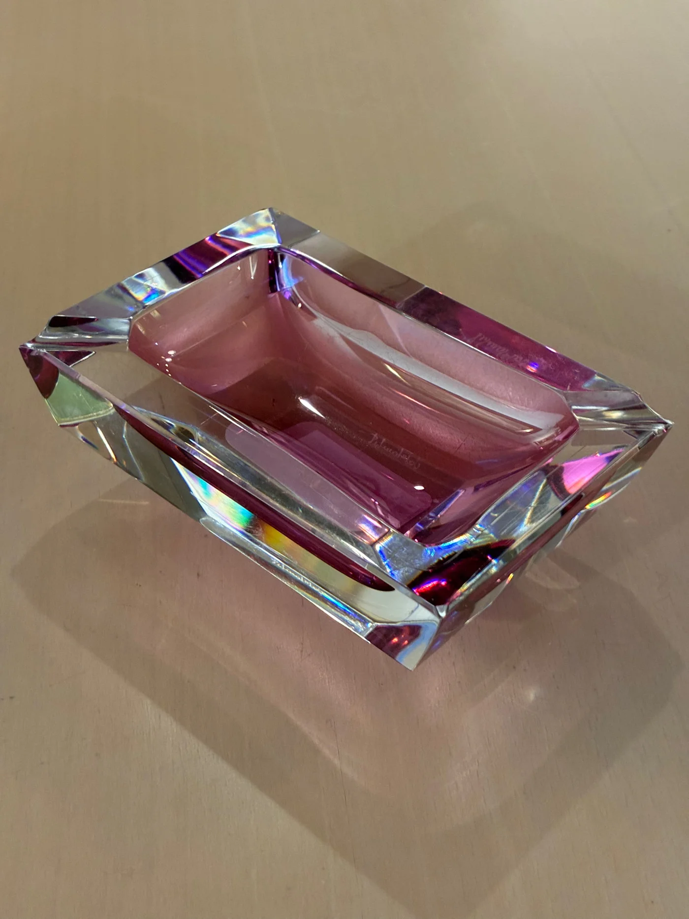 Cendrier VAL SAINT LAMBERT en cristal rectangulaire de couleur violette (8 x 12 x 4.5cm) - Signé sous la base 