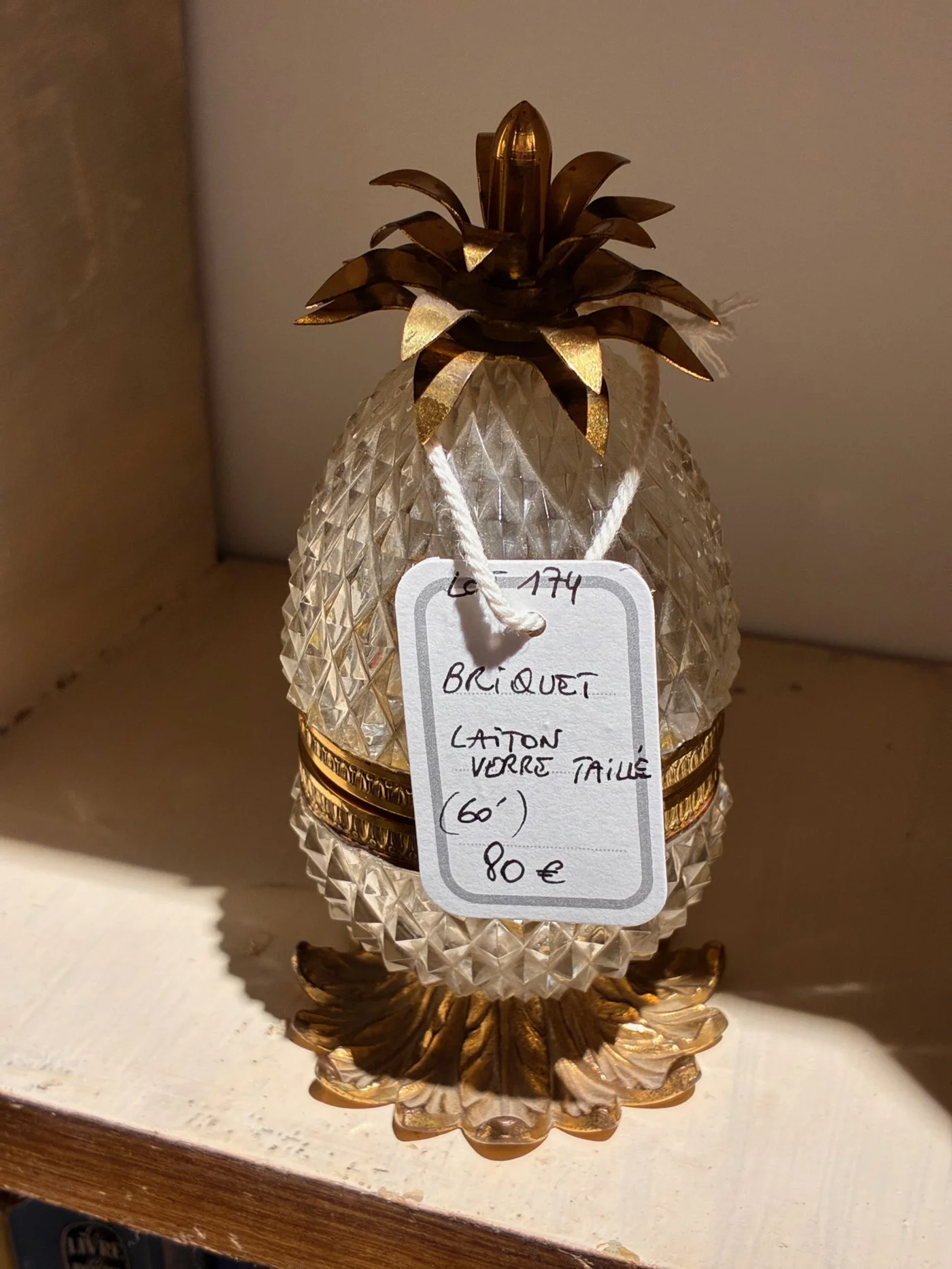 Briquet en forme d'ananas, verre taillé et laiton doré - 1960's - Ht 13 cm