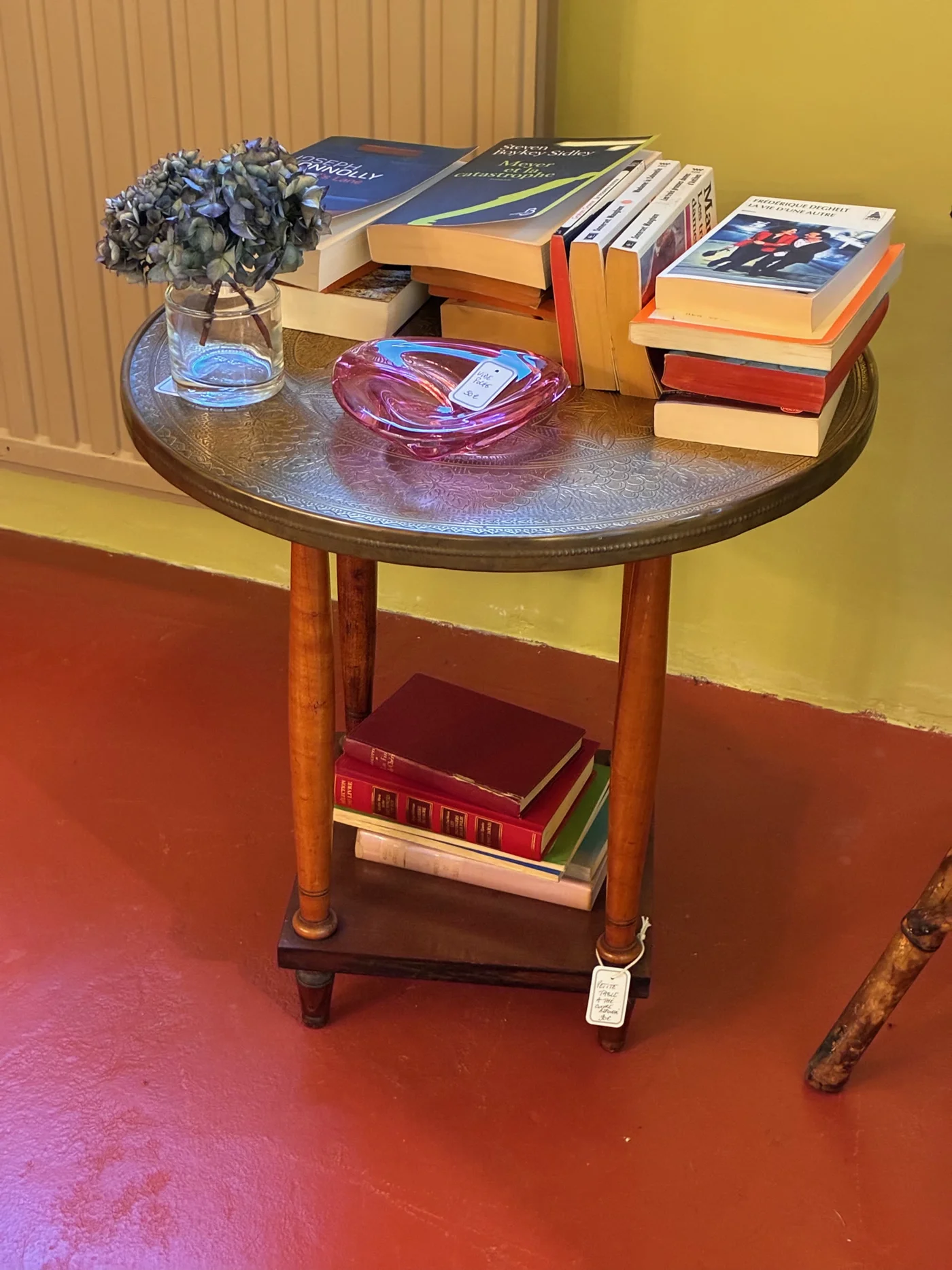 Table à thé en bois, 4 pieds, dessus en cuivre repoussé