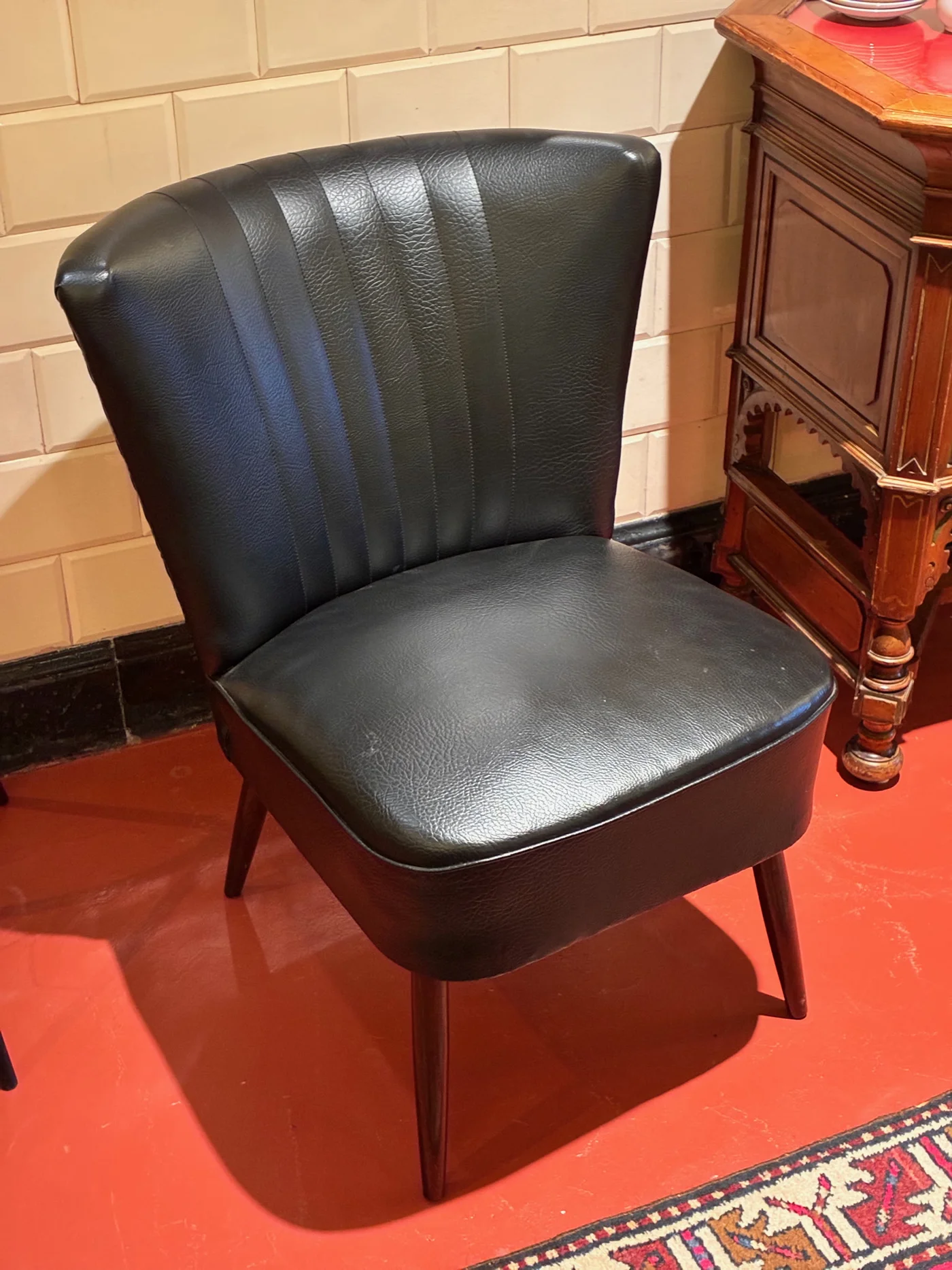 Fauteuil vintage “cocktail” en skaï (Expo 58)