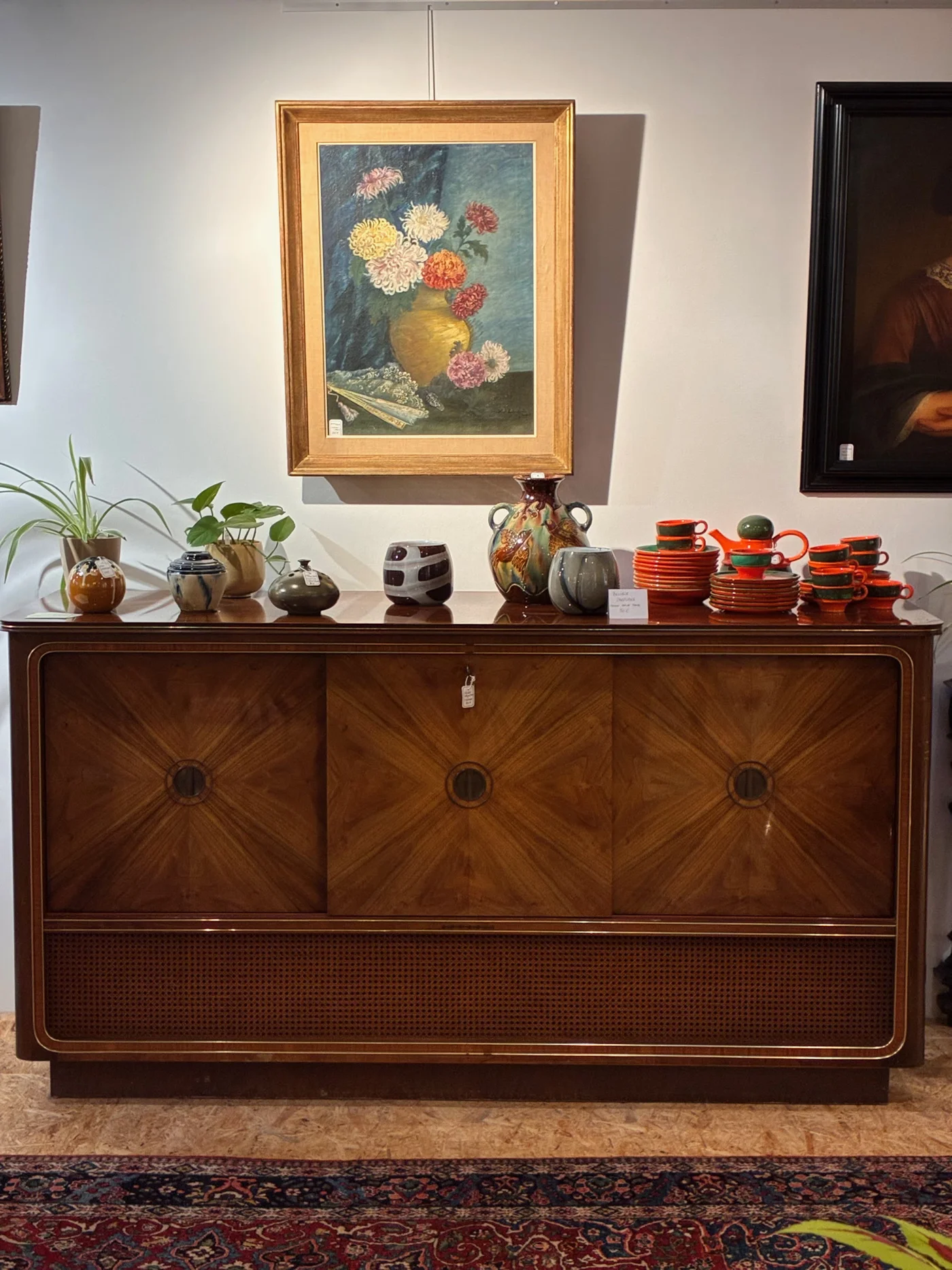 Meuble vintage en cannage et marqueterie avec TV intégrée Grundig (ne fonctionne plus)