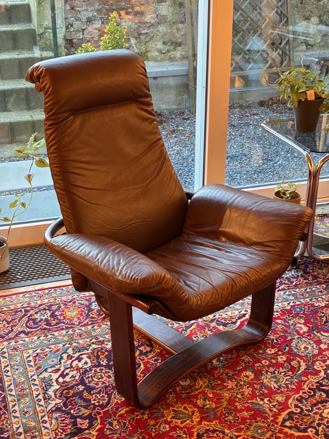 Fauteuil du designer Ingmar Relling pour Westnofa en cuir brun et piètement en bois incurvé, modèle "Manta" (Design Scandinave) – 1970s – Très confortable - 