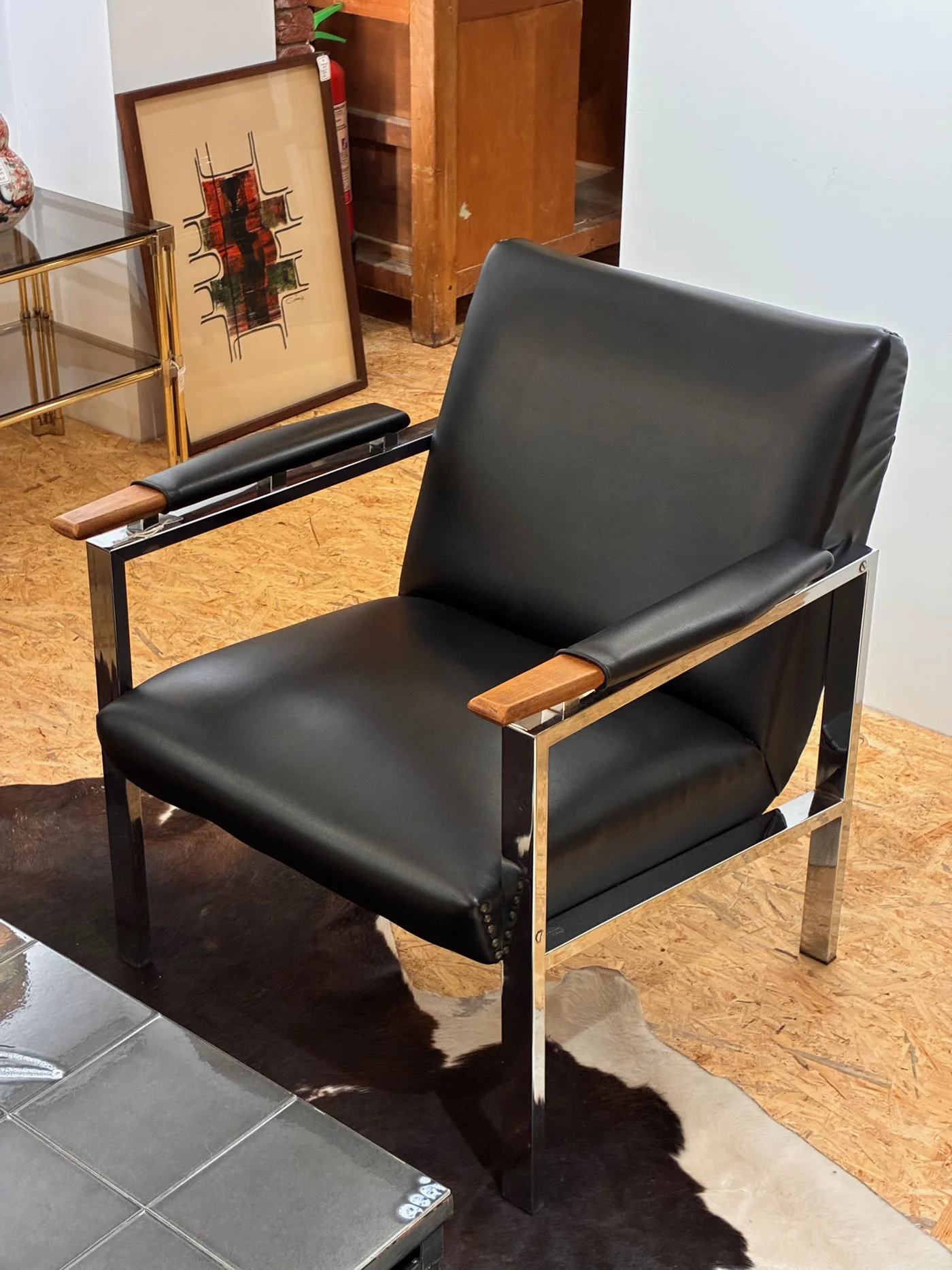 Paire de fauteuils noirs, chrome et teck, bon état général, attribution possible à BERNADOTTE S (Sigvard) (1907- 2002) - 74 x 70 x 64 cm