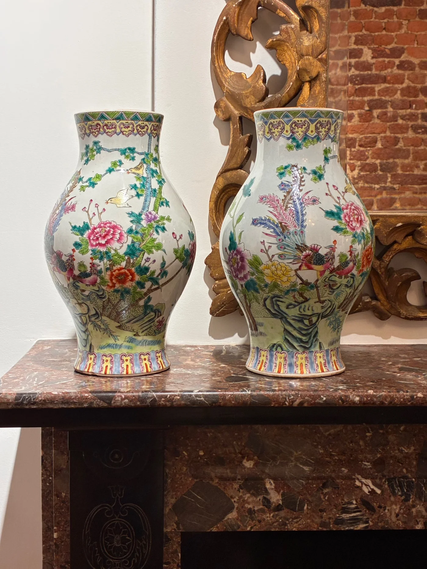Paire de vases asiatiques, en porcelaine chinoise à décor de fleurs et d'oiseaux - Marque apocryphe Da Qing Tongzhi Nian Zhi 3e quart XXe Siècle - Ht 31cm