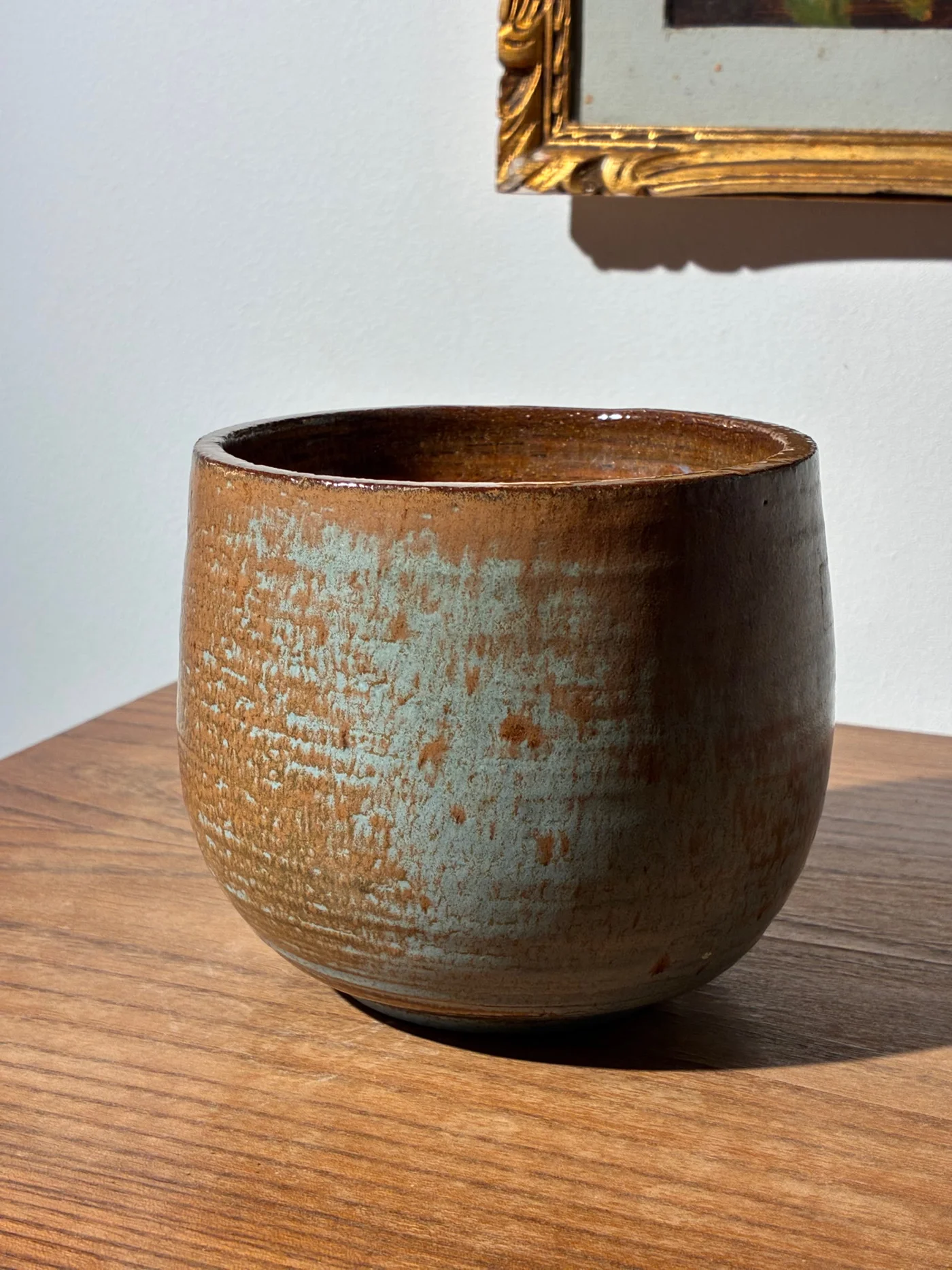 Petit pot en céramique, brun et bleuté, de type cache-pot - Ht 10,5 x diam 12 cm 