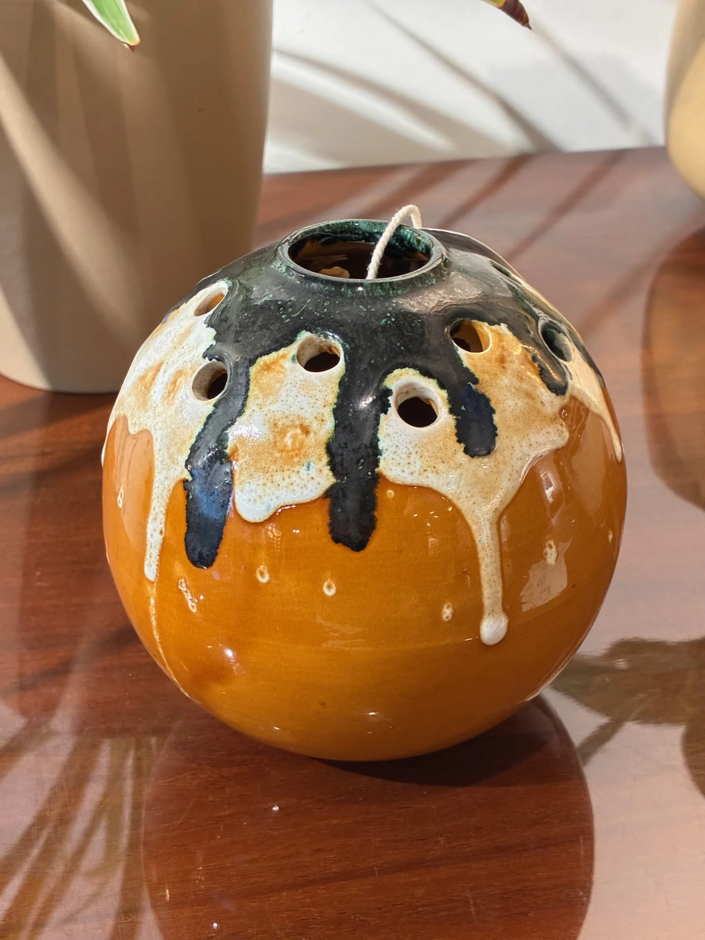 Petit vase brun orangé avec coulures blanches et noires, perforations sur le dessus (type pique fleurs) - Ht 13 cm 
