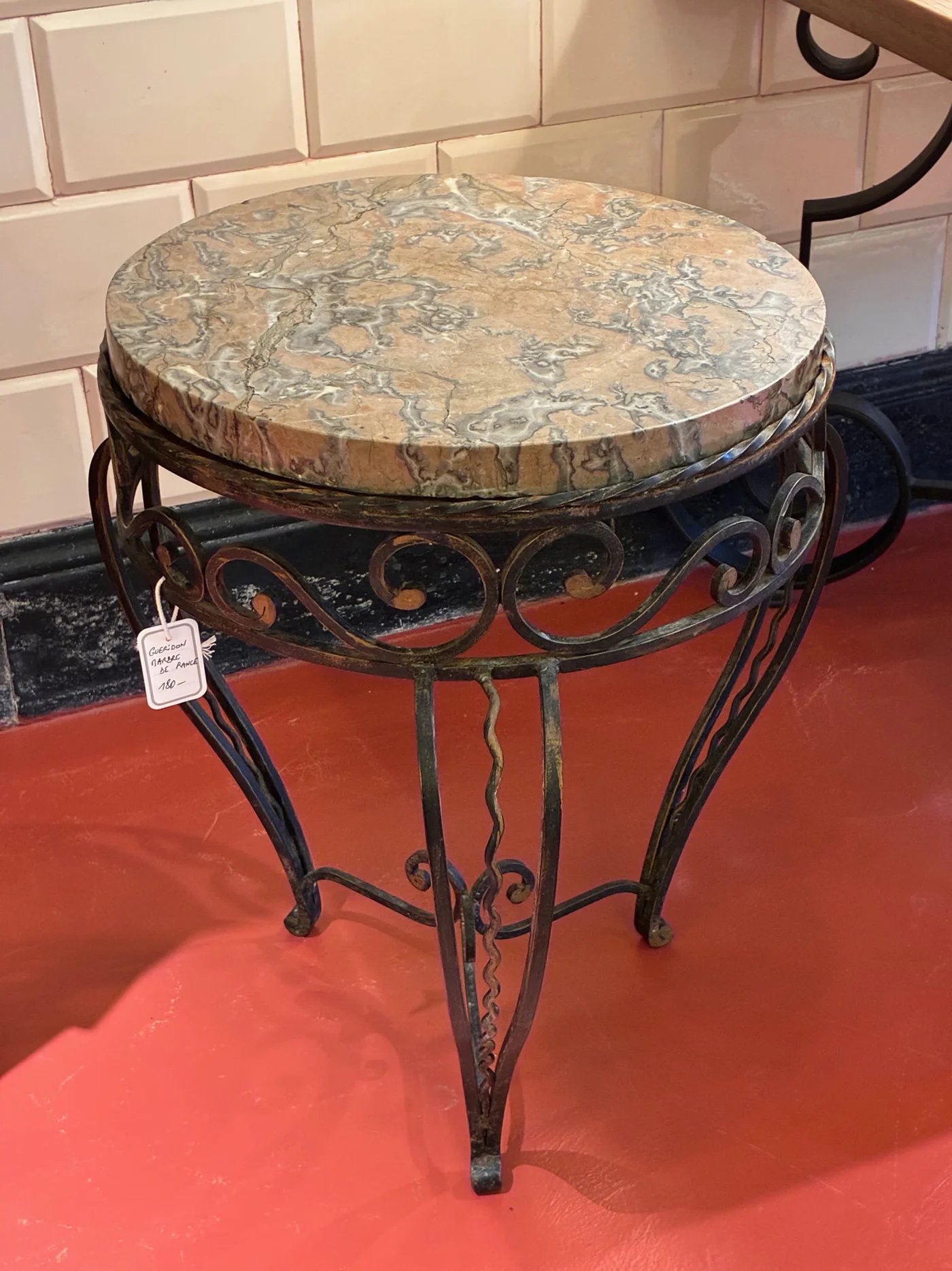 Petite table d'appoint de type guéridon, à monture en fer forgé et plateau rond en marbre de Rance - Ht 49 x diam 43 cm