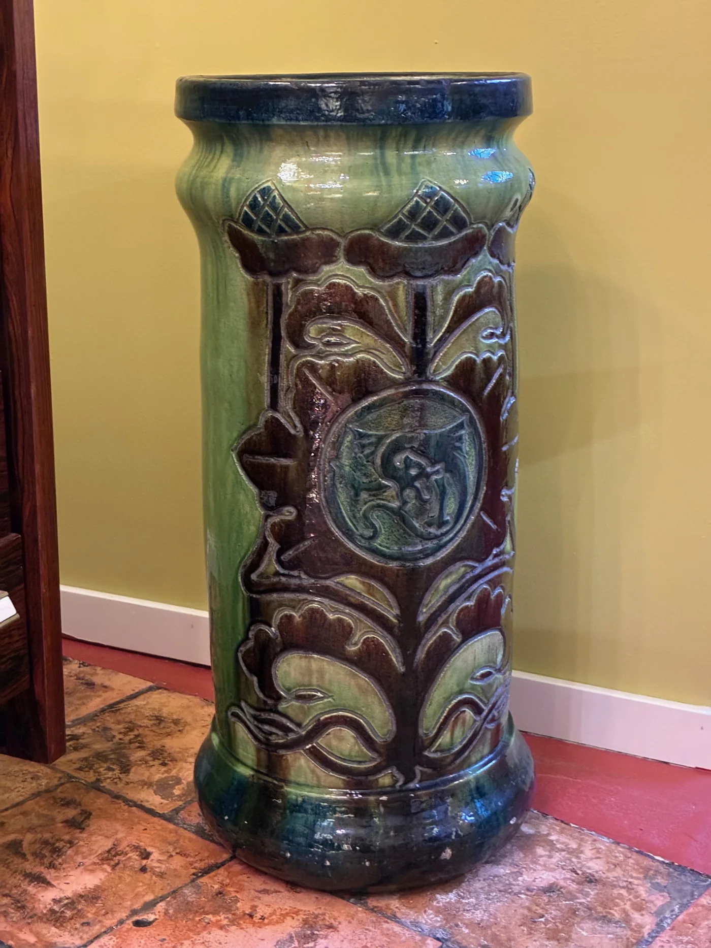 Imposante céramique Art Nouveau, faisant fonction de porte-parapluie ou jardinière, en faïence flamande à décor d'un blason stylisé (dragon) - Ht 62,5 x diam 26,5 cm