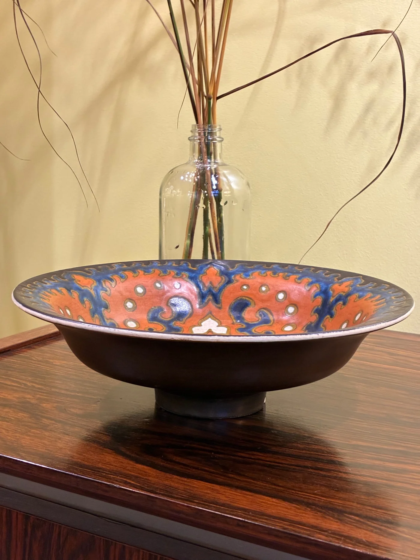 Plat peint à la main "Assaud" Gouda (NL) - Motifs tourbillonants et organiques caractéristiques du design 1920 - Art Déco 