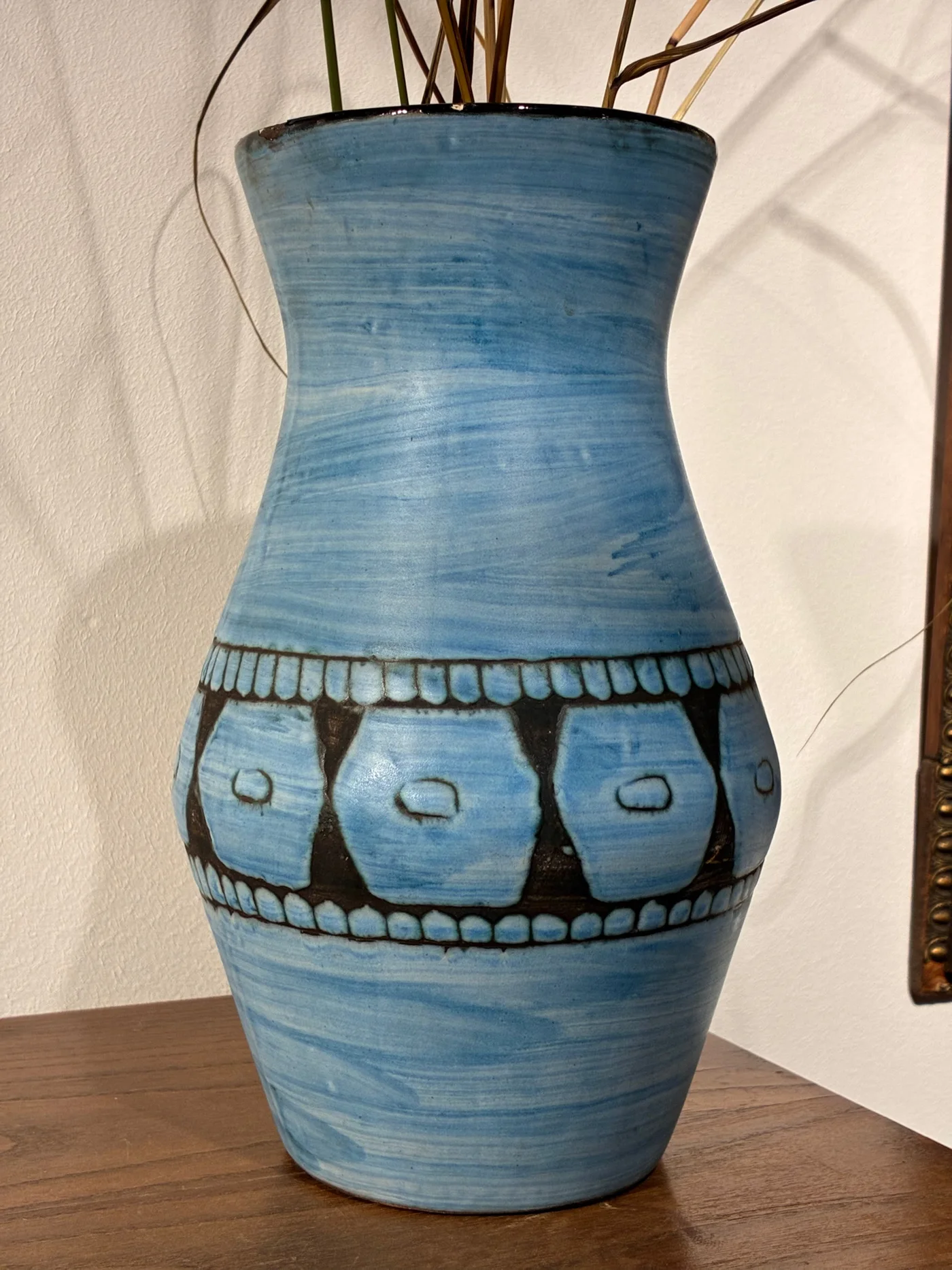 Vase en céramique à fond bleu pastel - Vallauris Maunier - Ht 25 cm