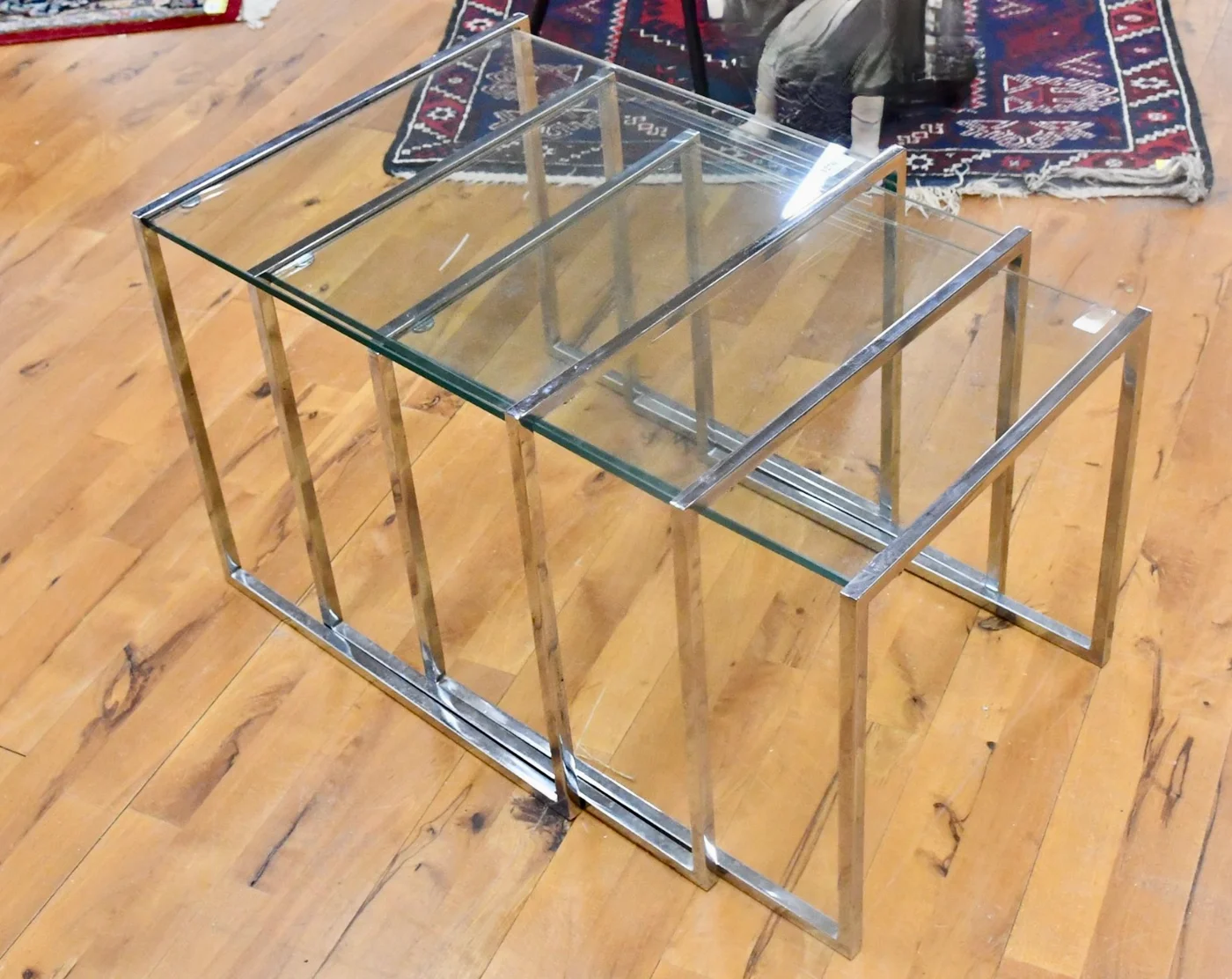 Trois tables gigognes vintage en acier chromé et verre trempé - Style Hollywood Regency / Moderniste - Années 1970–1980 - Attribué à Belgochrom (De Wispelaere) ou autres éditeurs renommés (Maison Jansen ou Lio-Carpet)