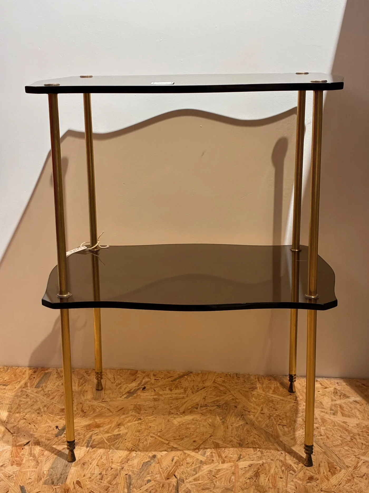 Table bout de canapé vers 1970 - 2 plateaux en verre fumé brun chantourné, 4 pieds en laiton doré - 59 x 47 x 34 cm