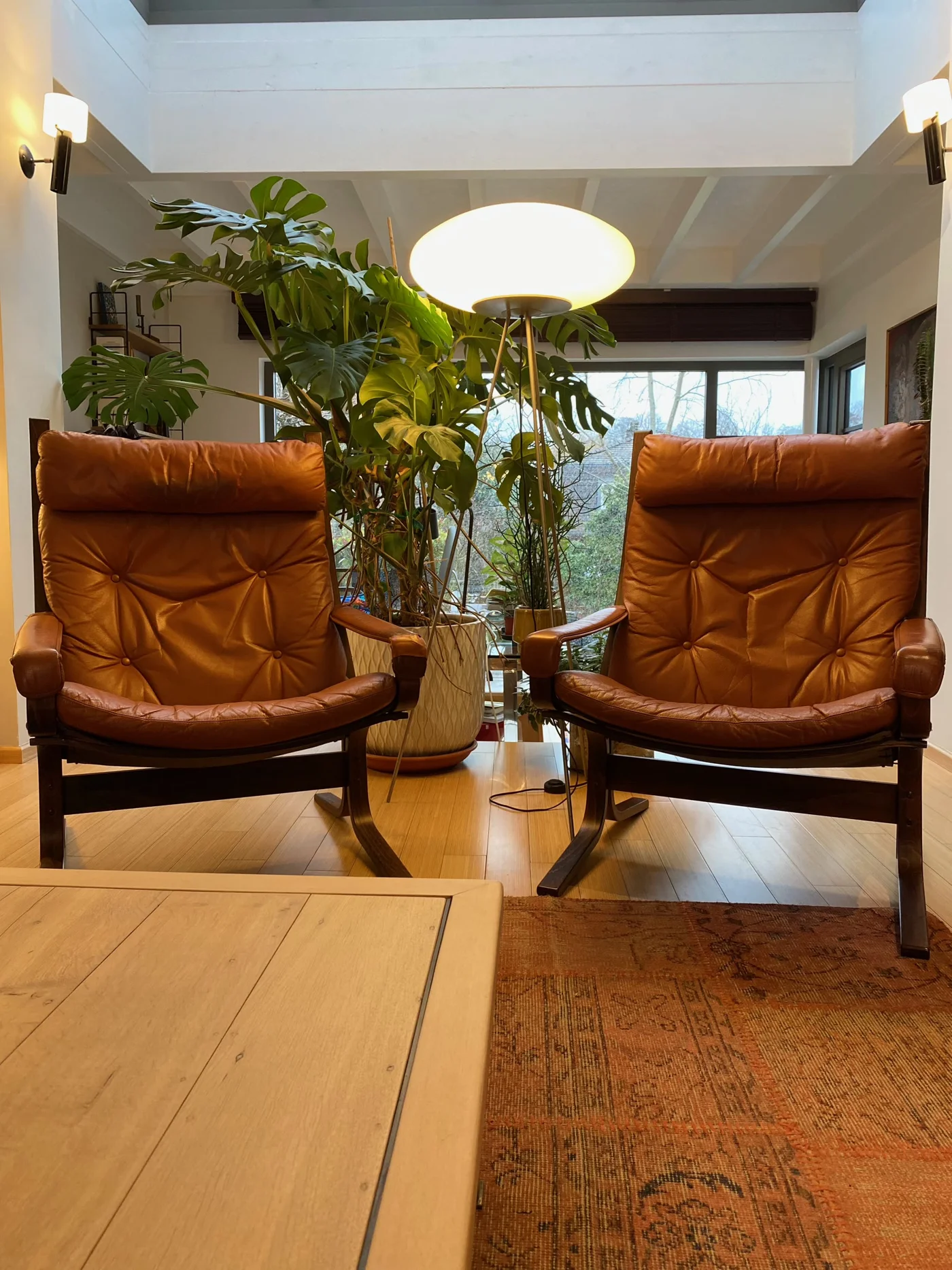 Paire de fauteuils du designer norvégien Ingmar Relling pour Westnofa, en cuir cognac, structure en palissandre, modèle "Siesta" - Usure d'un des deux, au niveau d'un accoudoir 
