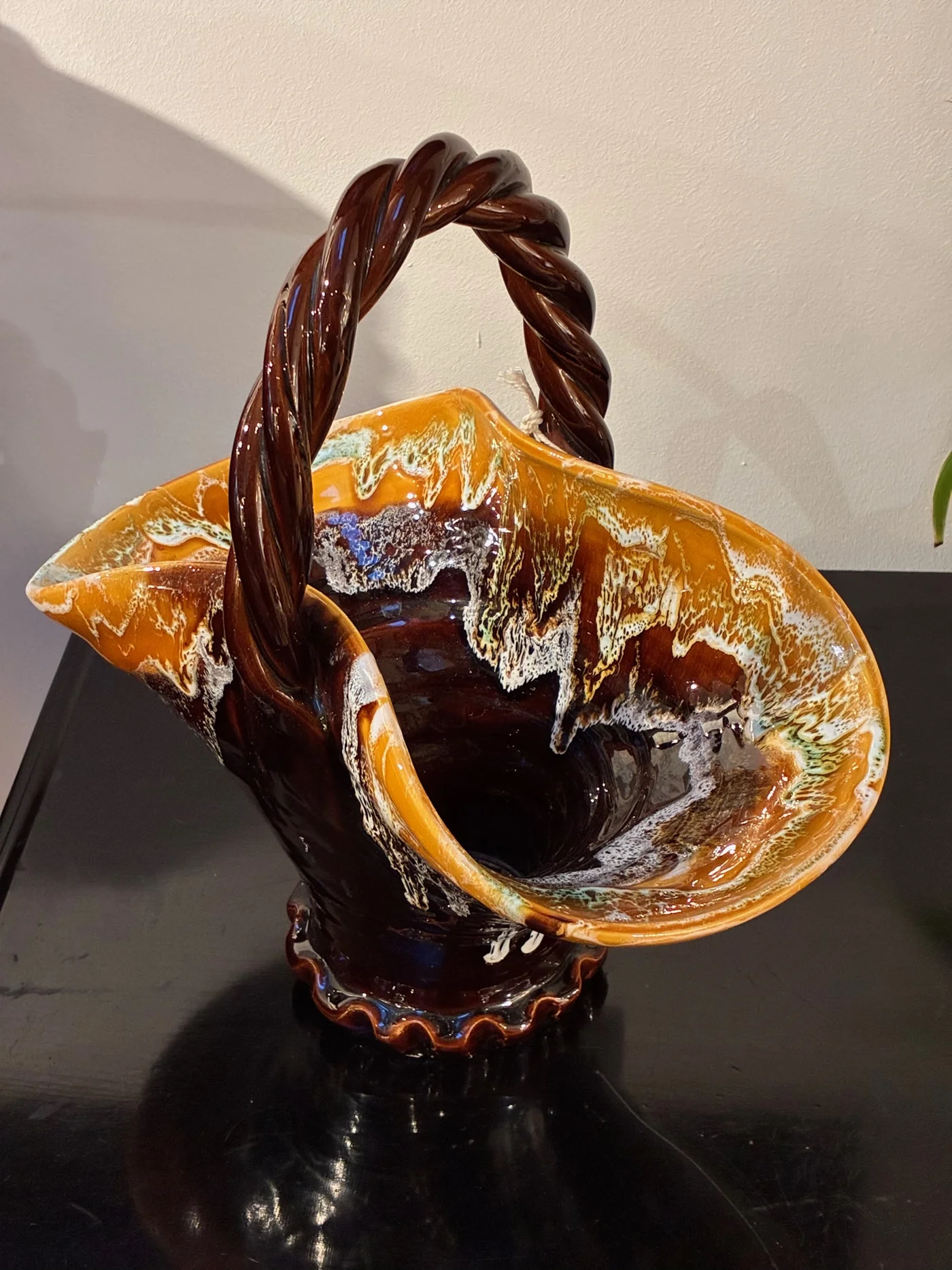 Plat en forme de panier, style Vallauris, chamarré brun et jaune avec anse - percé au fond (peut servir de cache pot)
