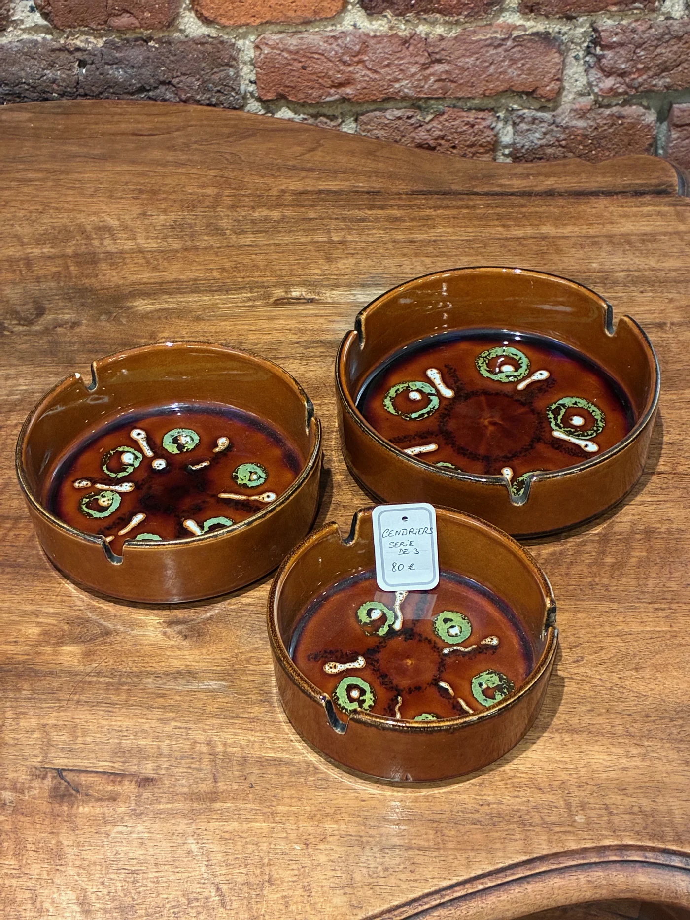 Série de 3 cendriers ronds, bruns avec dessin vert et blanc - Vintage 