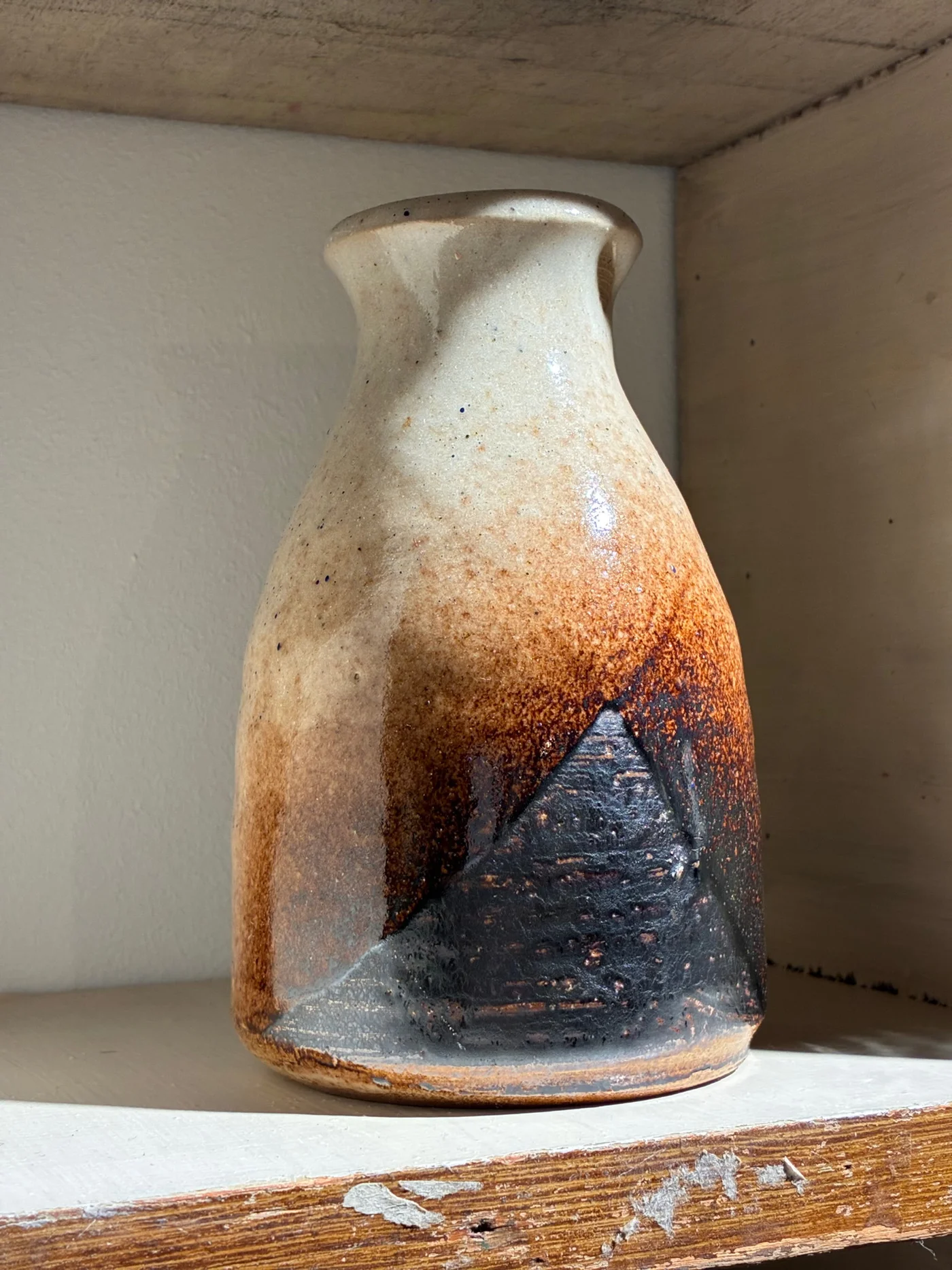 Petit vase en grès brun et beige (forme d'un petit flacon)