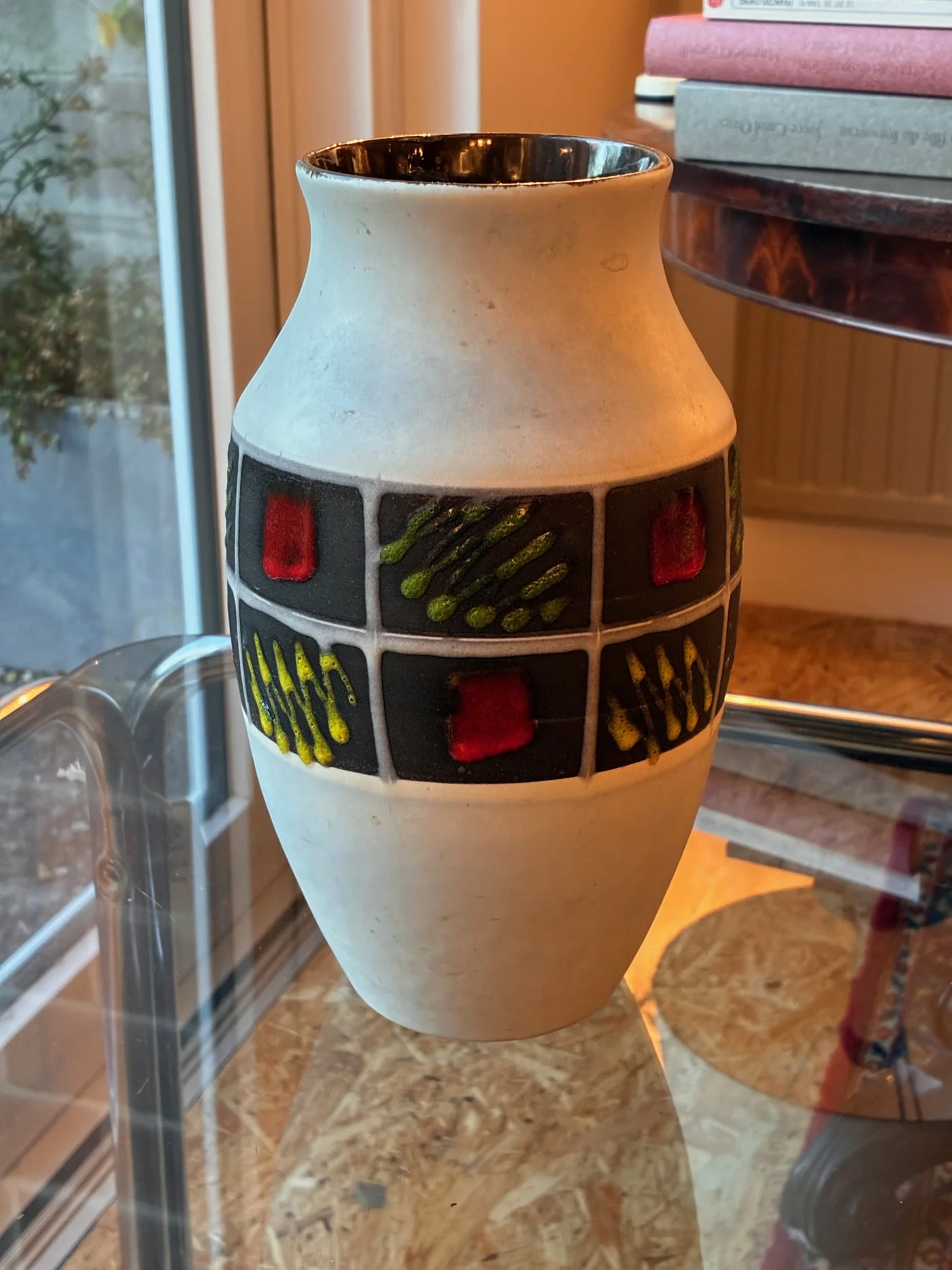 Vase West Germany, blanc et dessins jaune/vert/rouge - Ht 26 cm