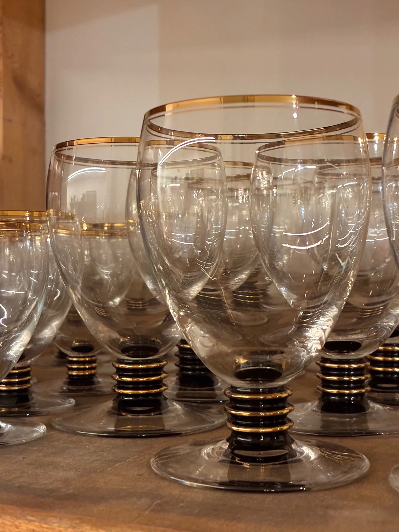 Verres (Lot de 33) à pied noir et or de style Art Déco - 3 tailles différentes (11 grands 12 moyens et 10 petits)