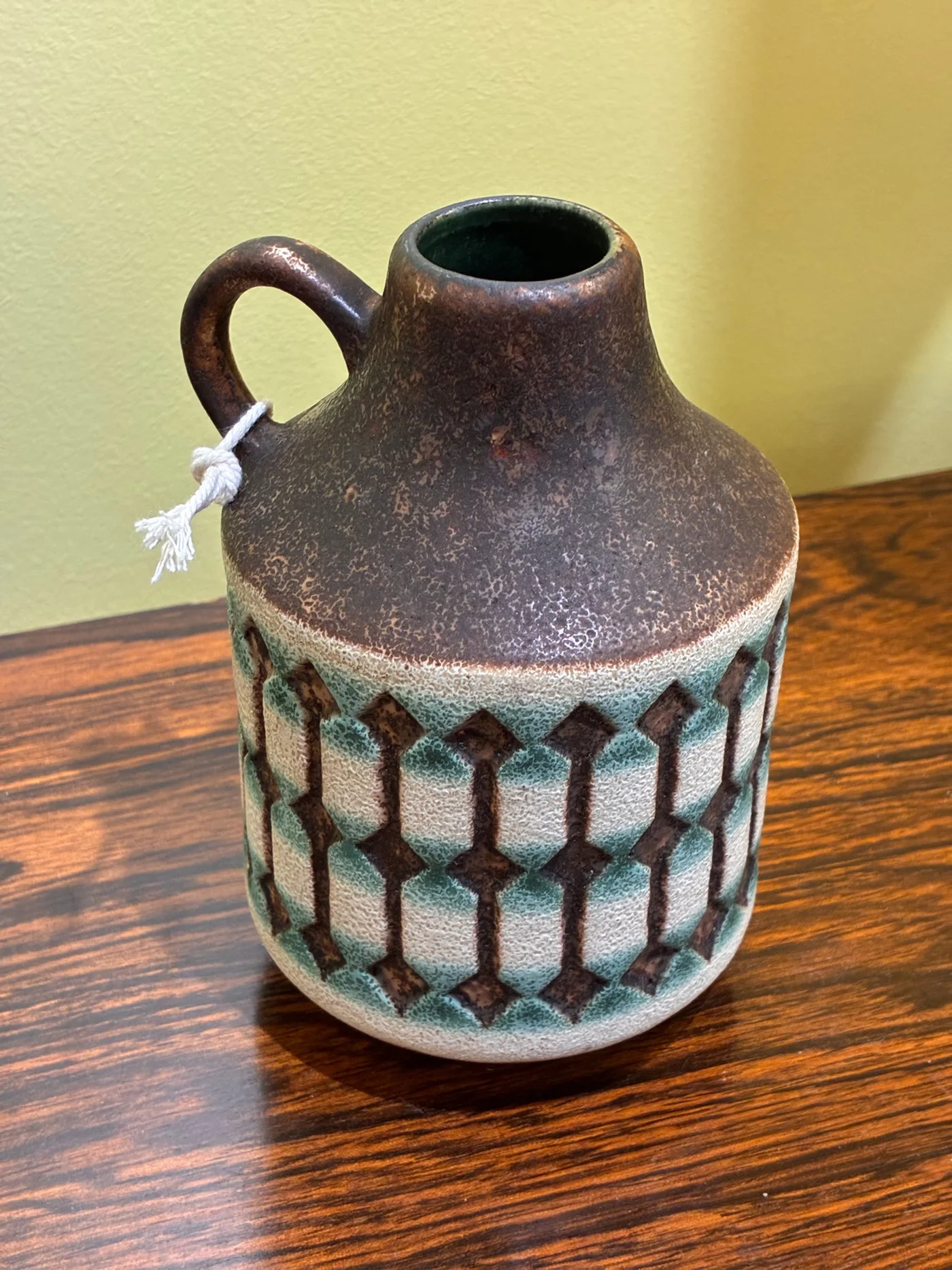Petit vase, à anse, type cruchon, Jasba, West Germany - Brun et vert/blanc - Probablement 1960s