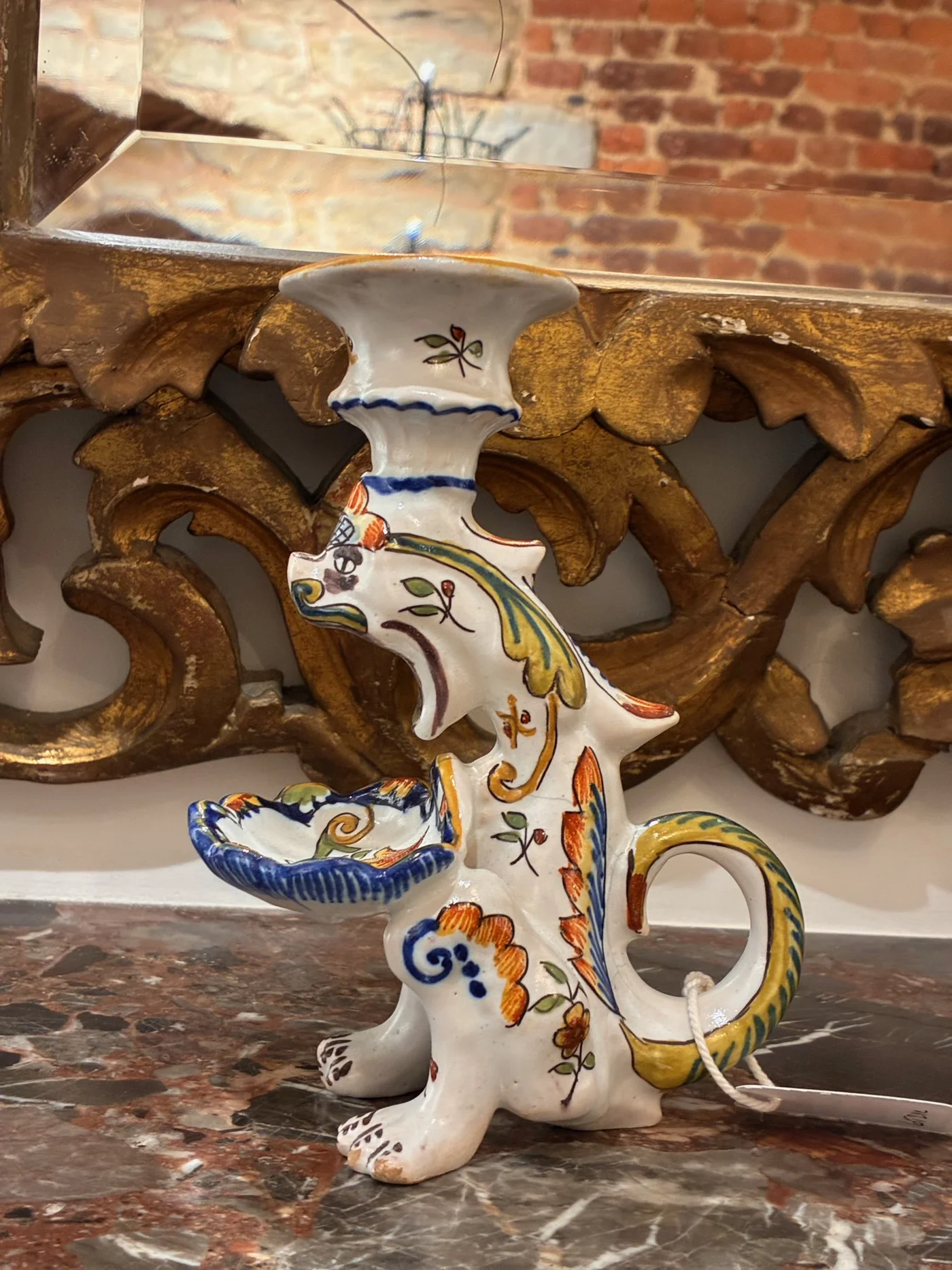 Bougeoir à décor de dragon polychrome faïence Rouen