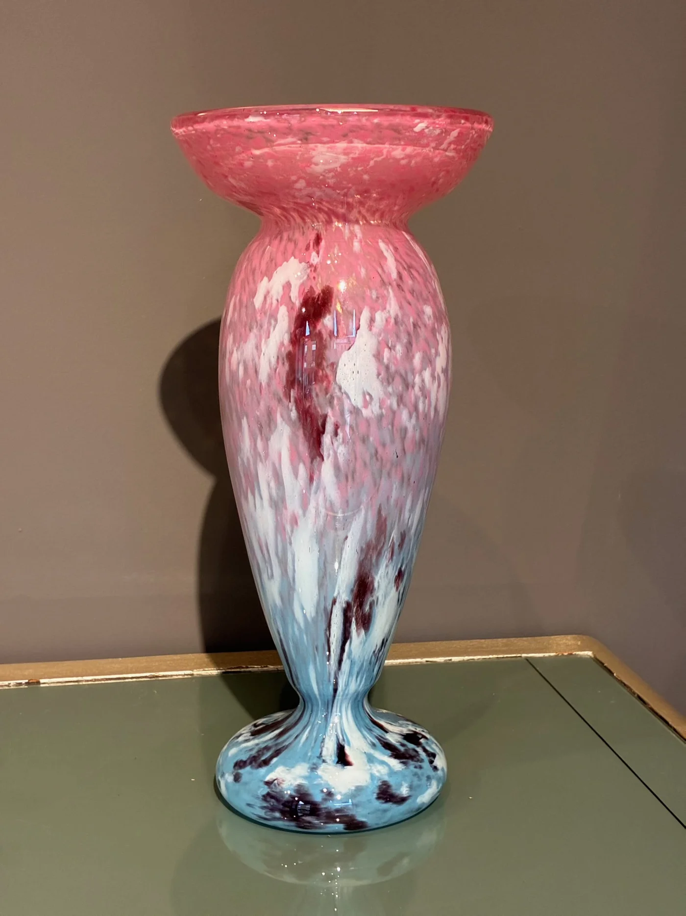 Vase en verre Murano à motifs mouchetés et gradient de couleur - rose, bleu - Ht 35 cm