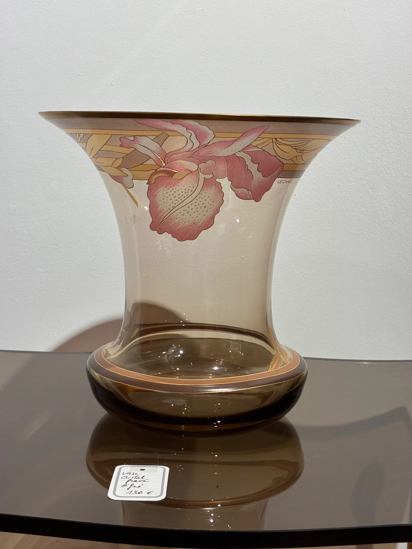 Vase en cristal à décor floral, gravé à l'acide - Signé Leonard - Ht 20 cm 
