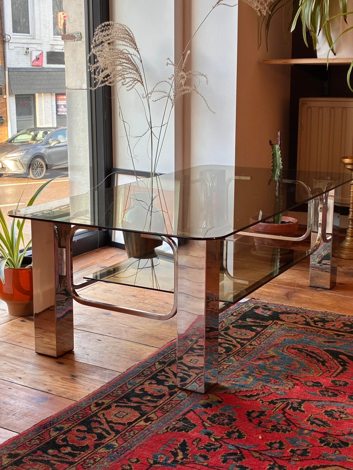 Table de salon piètement en chrome et 2 plateaux en verre fumé - 110 x 58 x 37 cm