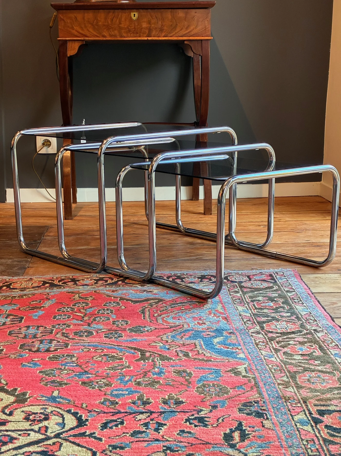 Ensemble de 3 tables gigognes, piètement en chrome et tablettes en verre fumé